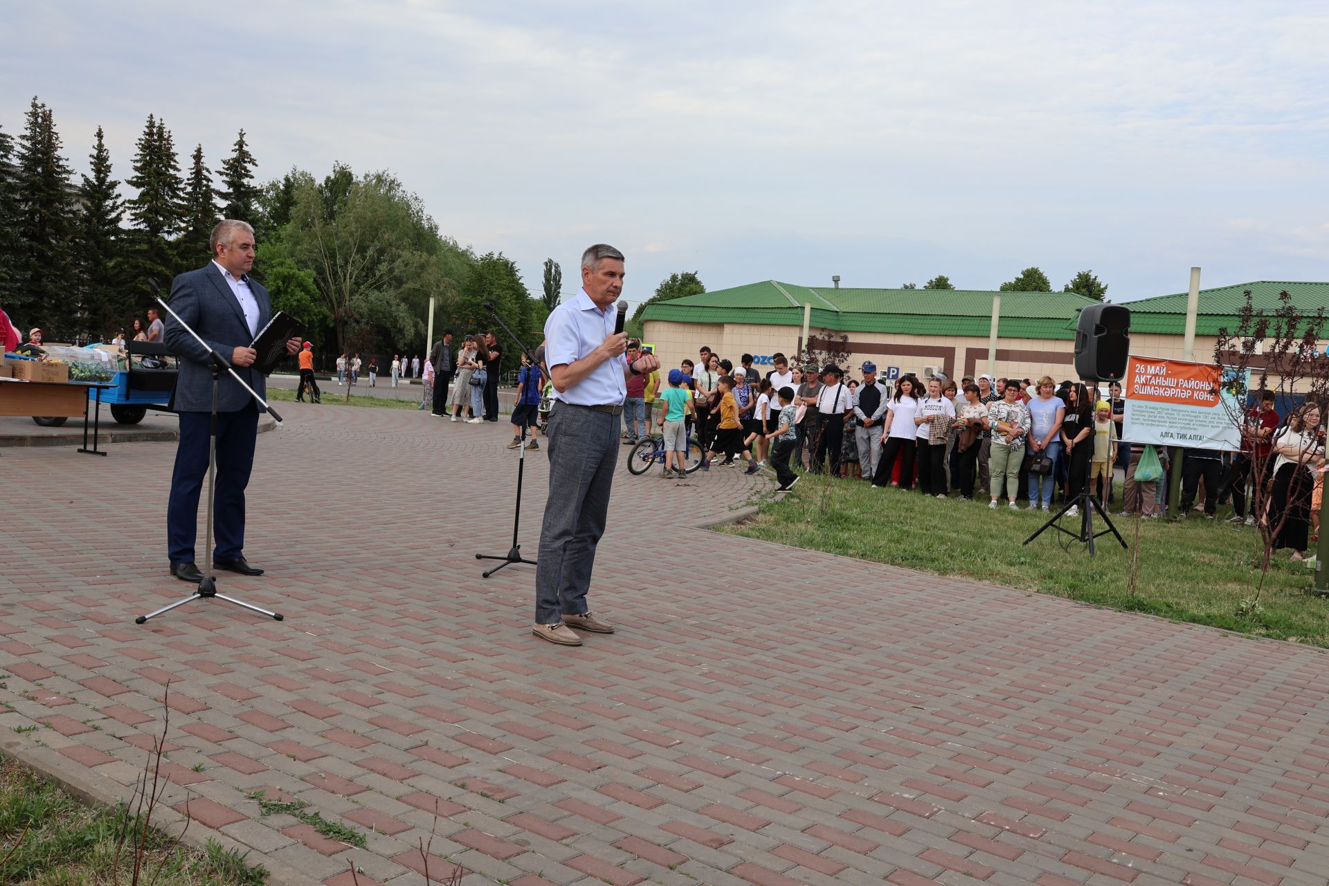 Ленар Зарипов махсус хәрби операциядән ялга кайткан районыбызның алдынгы эшмәкәрен хөрмәтләде (фотолар)