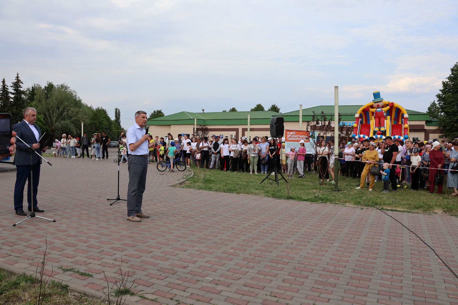 Ленар Зарипов махсус хәрби операциядән ялга кайткан районыбызның алдынгы эшмәкәрен хөрмәтләде (фотолар)