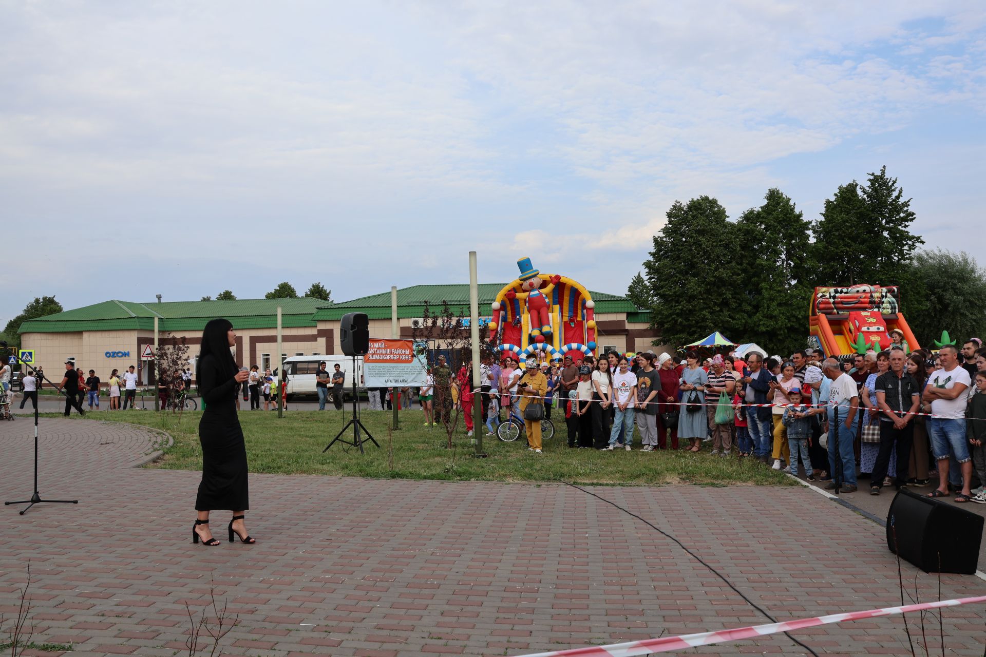 Ленар Зарипов махсус хәрби операциядән ялга кайткан районыбызның алдынгы эшмәкәрен хөрмәтләде (фотолар)