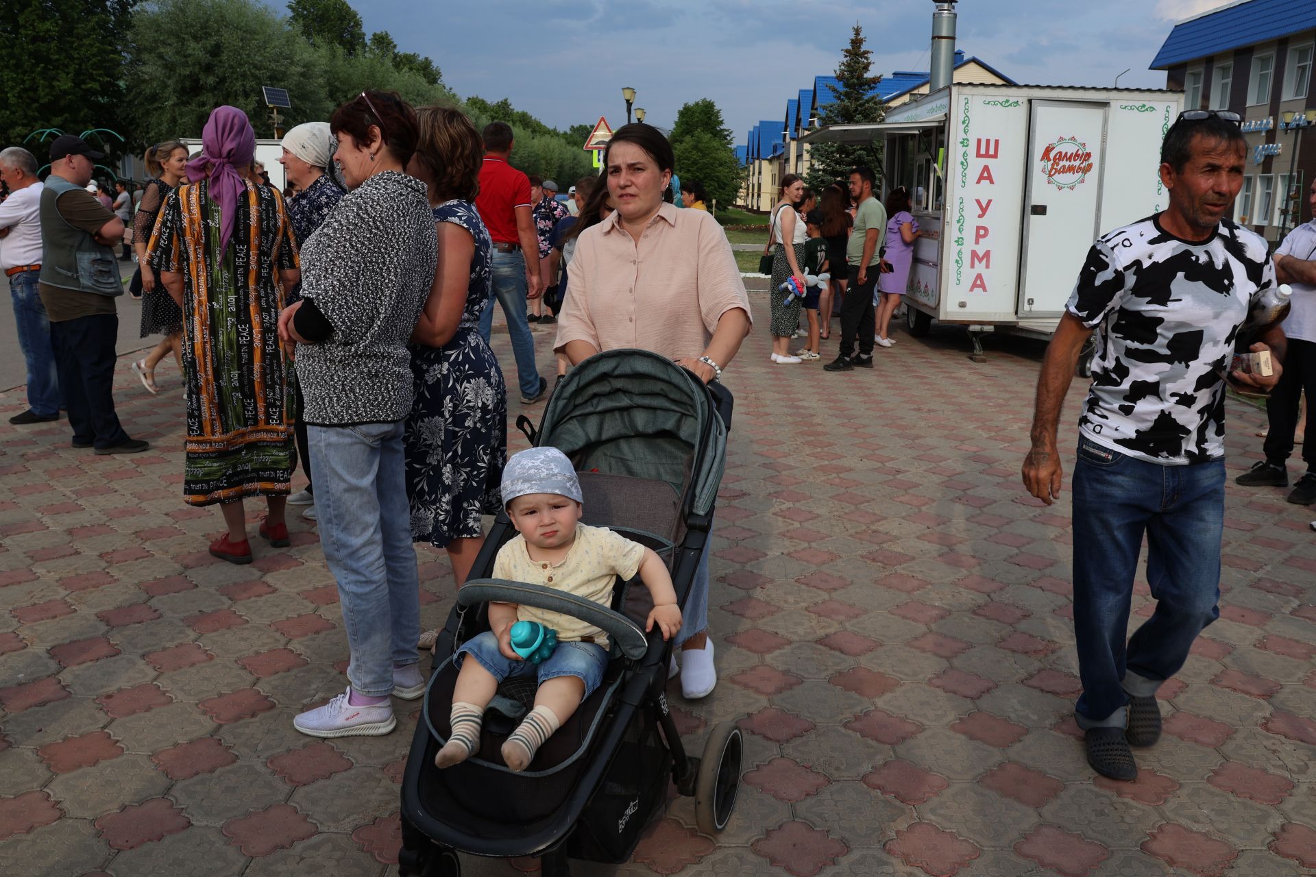 Ленар Зарипов махсус хәрби операциядән ялга кайткан районыбызның алдынгы эшмәкәрен хөрмәтләде (фотолар)