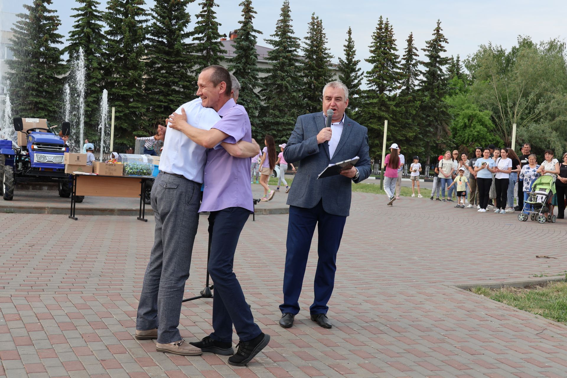 Ленар Зарипов махсус хәрби операциядән ялга кайткан районыбызның алдынгы эшмәкәрен хөрмәтләде (фотолар)