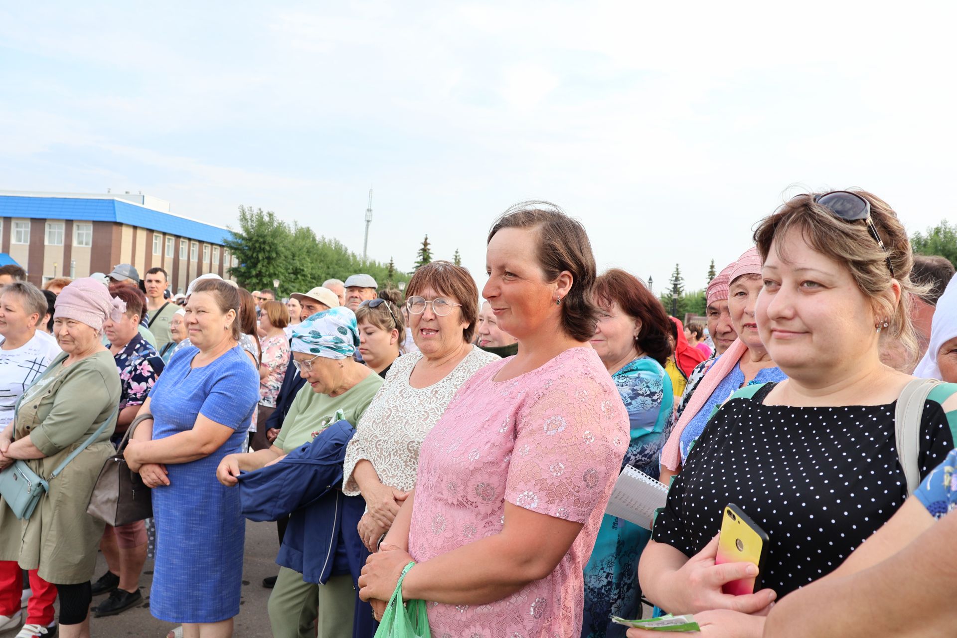 Ленар Зарипов махсус хәрби операциядән ялга кайткан районыбызның алдынгы эшмәкәрен хөрмәтләде (фотолар)