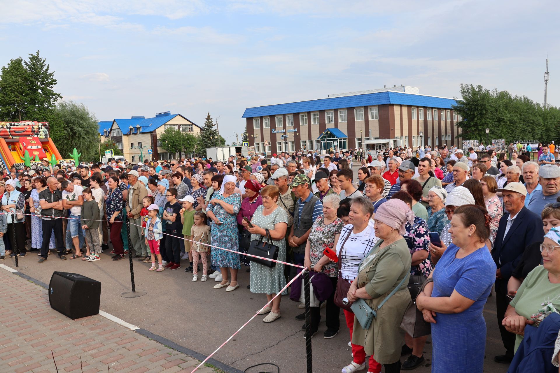 Ленар Зарипов махсус хәрби операциядән ялга кайткан районыбызның алдынгы эшмәкәрен хөрмәтләде (фотолар)