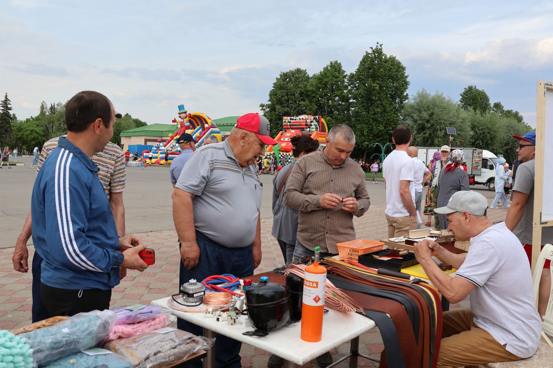 Ленар Зарипов махсус хәрби операциядән ялга кайткан районыбызның алдынгы эшмәкәрен хөрмәтләде (фотолар)