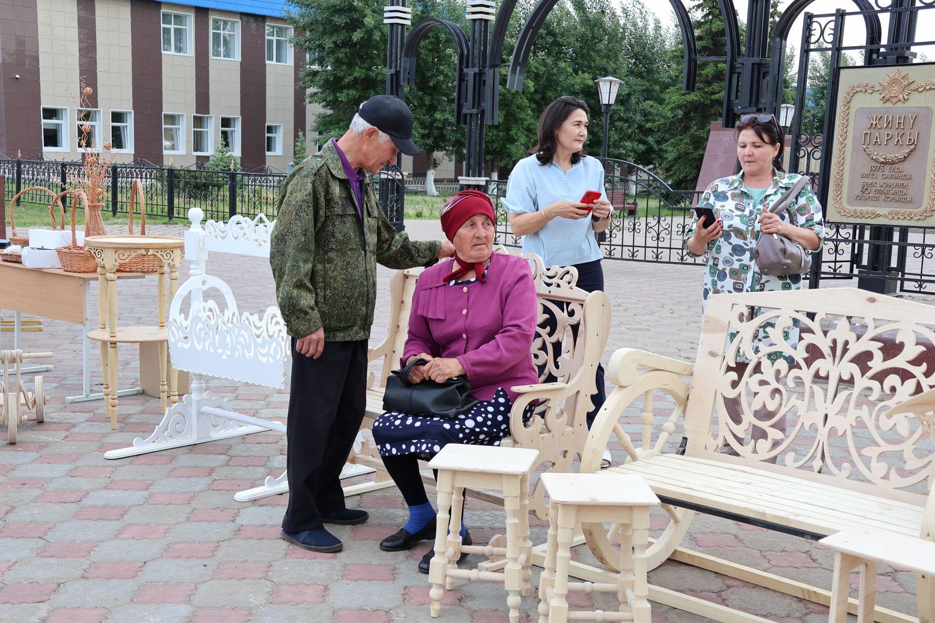 Ленар Зарипов махсус хәрби операциядән ялга кайткан районыбызның алдынгы эшмәкәрен хөрмәтләде (фотолар)