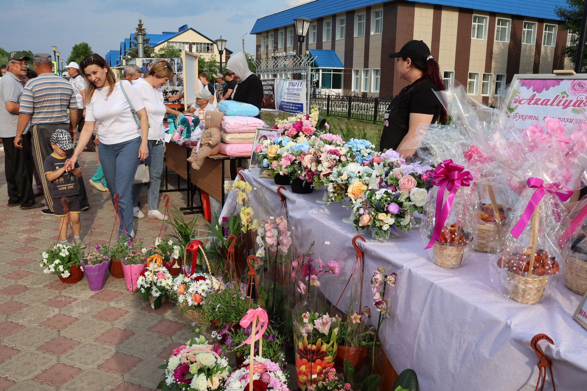 Ленар Зарипов махсус хәрби операциядән ялга кайткан районыбызның алдынгы эшмәкәрен хөрмәтләде (фотолар)