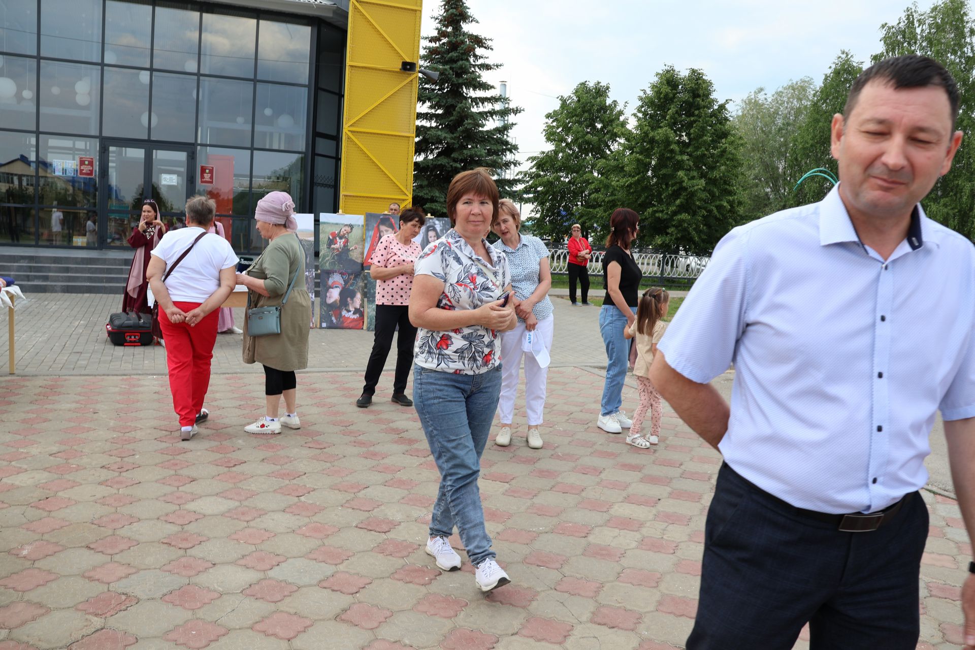 Ленар Зарипов махсус хәрби операциядән ялга кайткан районыбызның алдынгы эшмәкәрен хөрмәтләде (фотолар)