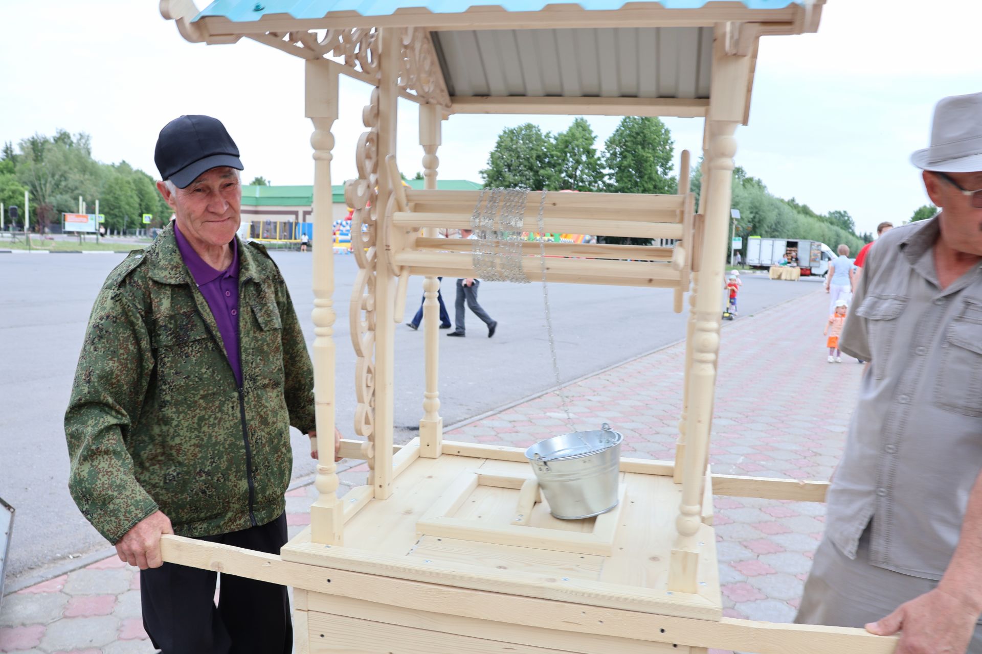 Ленар Зарипов махсус хәрби операциядән ялга кайткан районыбызның алдынгы эшмәкәрен хөрмәтләде (фотолар)