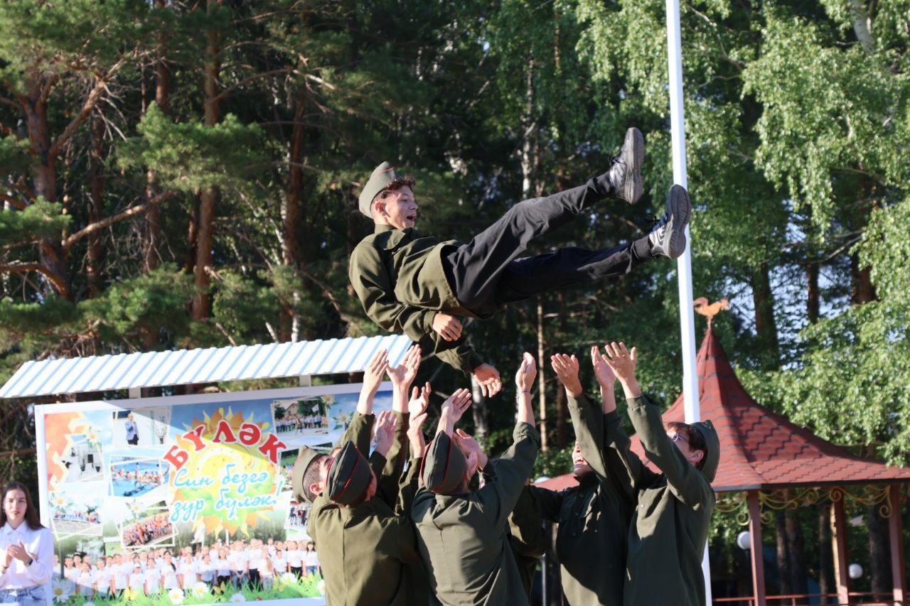 Бүген Россиянең егерме төбәгеннән килгән балалар «Бүләк» лагеренда ял агымын башлады