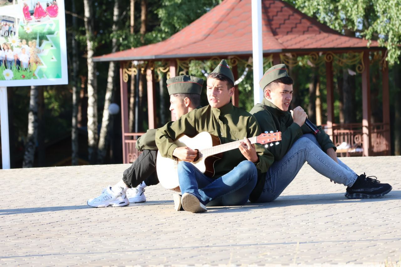 Бүген Россиянең егерме төбәгеннән килгән балалар «Бүләк» лагеренда ял агымын башлады