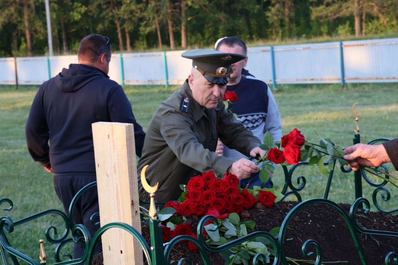 Киров авылы халкы махсус хәрби операциядә һаләк булган якташыбыз белән хушлашты