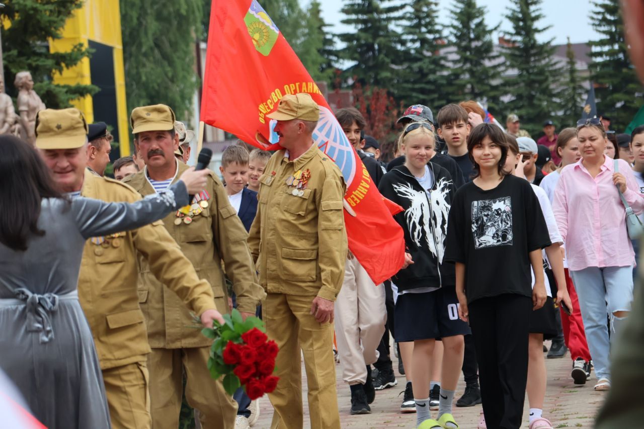 Районыбызның гаярь ир-егетләре сугыш хәрәкәтләре ветераннары көнендә Җиңү паркында очрашты