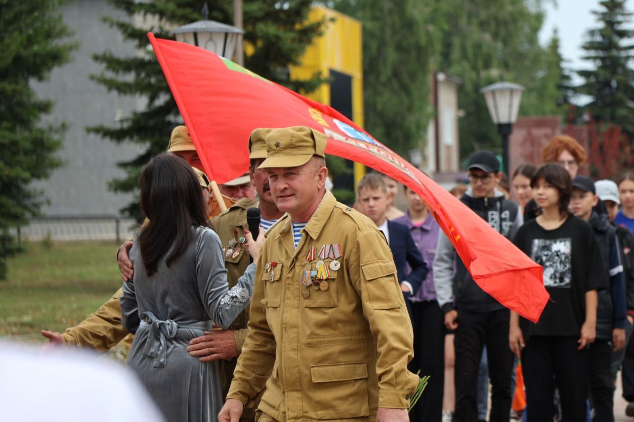 Районыбызның гаярь ир-егетләре сугыш хәрәкәтләре ветераннары көнендә Җиңү паркында очрашты