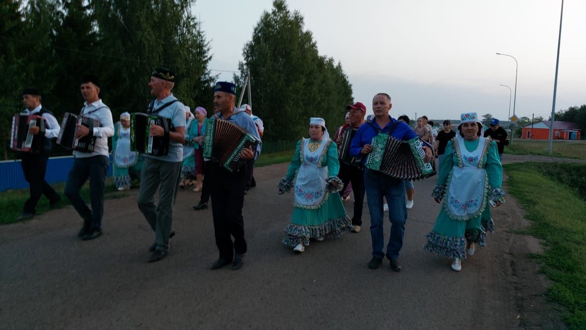 Богадыда- «Кичке уен»: 92 яшьлек Гыйлемҗан бабай белән 85 яшьлек Гөлсәвия апаны да биеттек (фотолар)