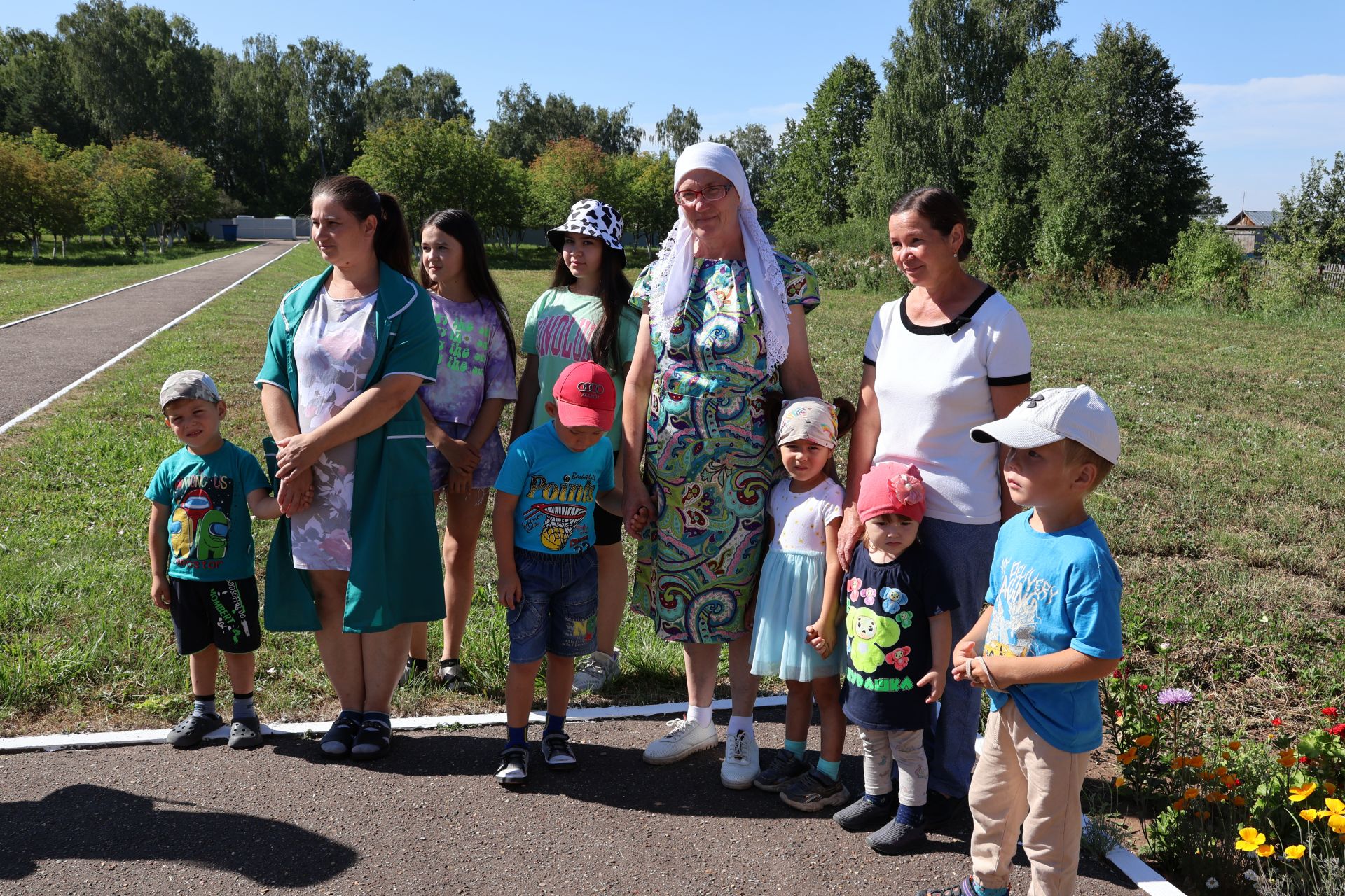 Яңа Кормаш мәктәбе укучыларына Илдар Халиков ярдәме белән алынган мәктәп кирәк-яраклары бүләк иттеләр