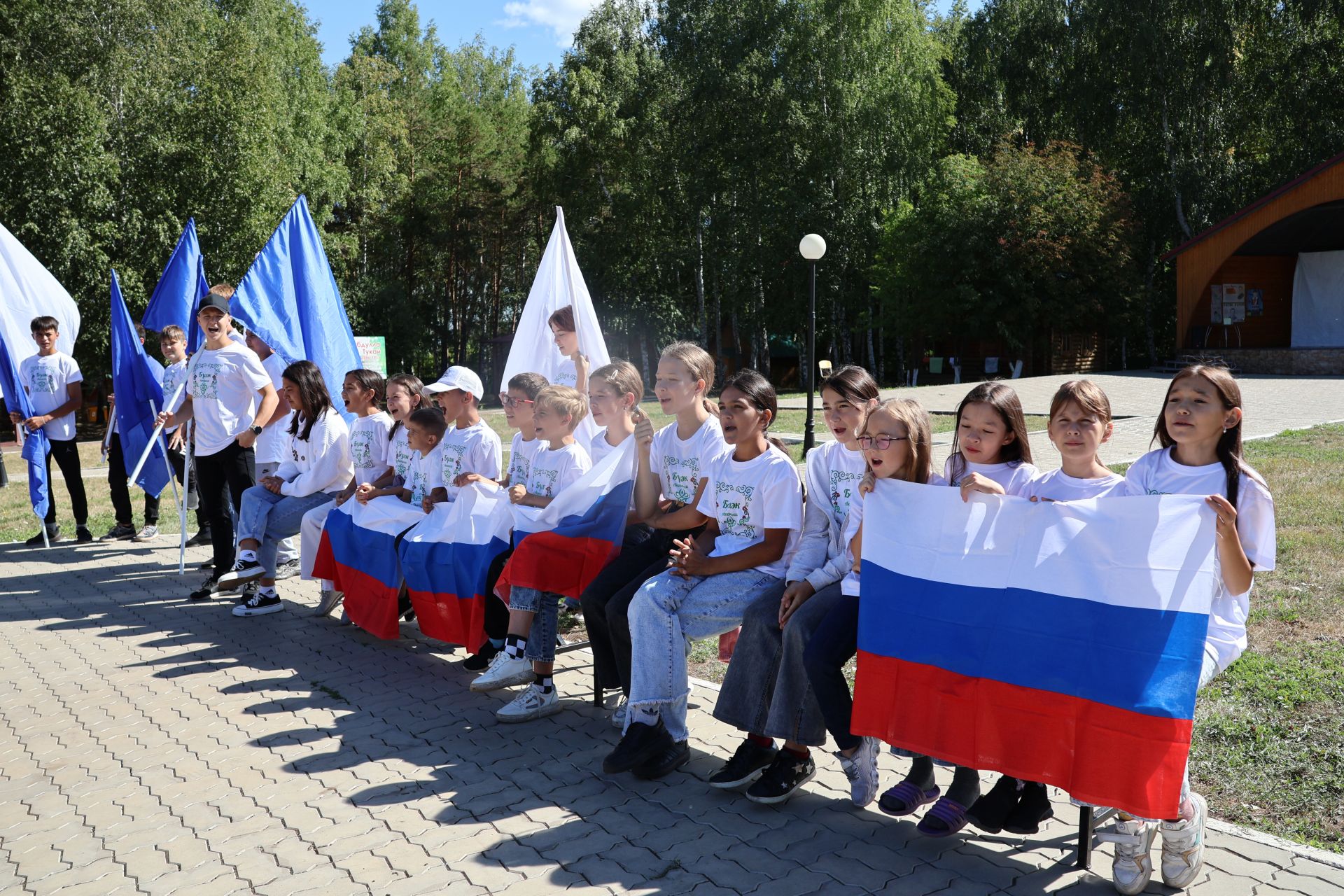 «Бүләк» лагеренда ял итүчеләр Россия Флагы көнен билгеләп үтте (фото, видео)