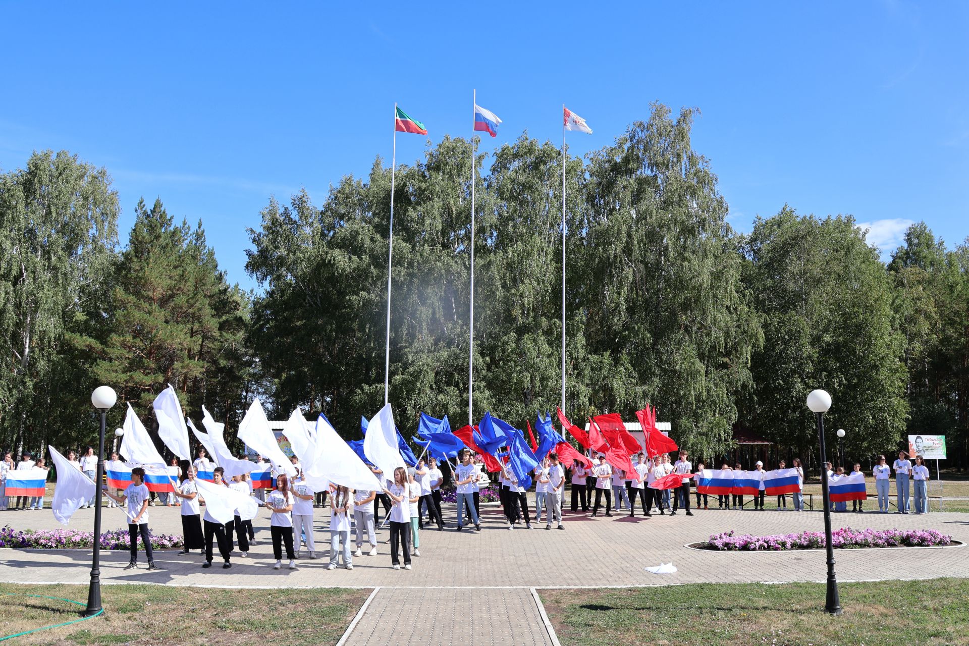 «Бүләк» лагеренда ял итүчеләр Россия Флагы көнен билгеләп үтте (фото, видео)