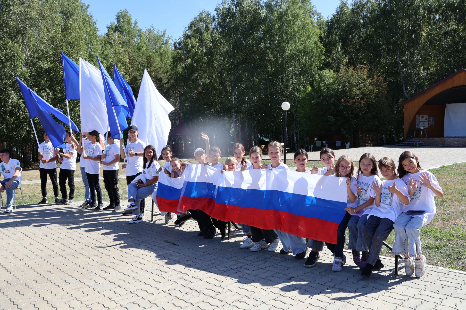 «Бүләк» лагеренда ял итүчеләр Россия Флагы көнен билгеләп үтте (фото, видео)