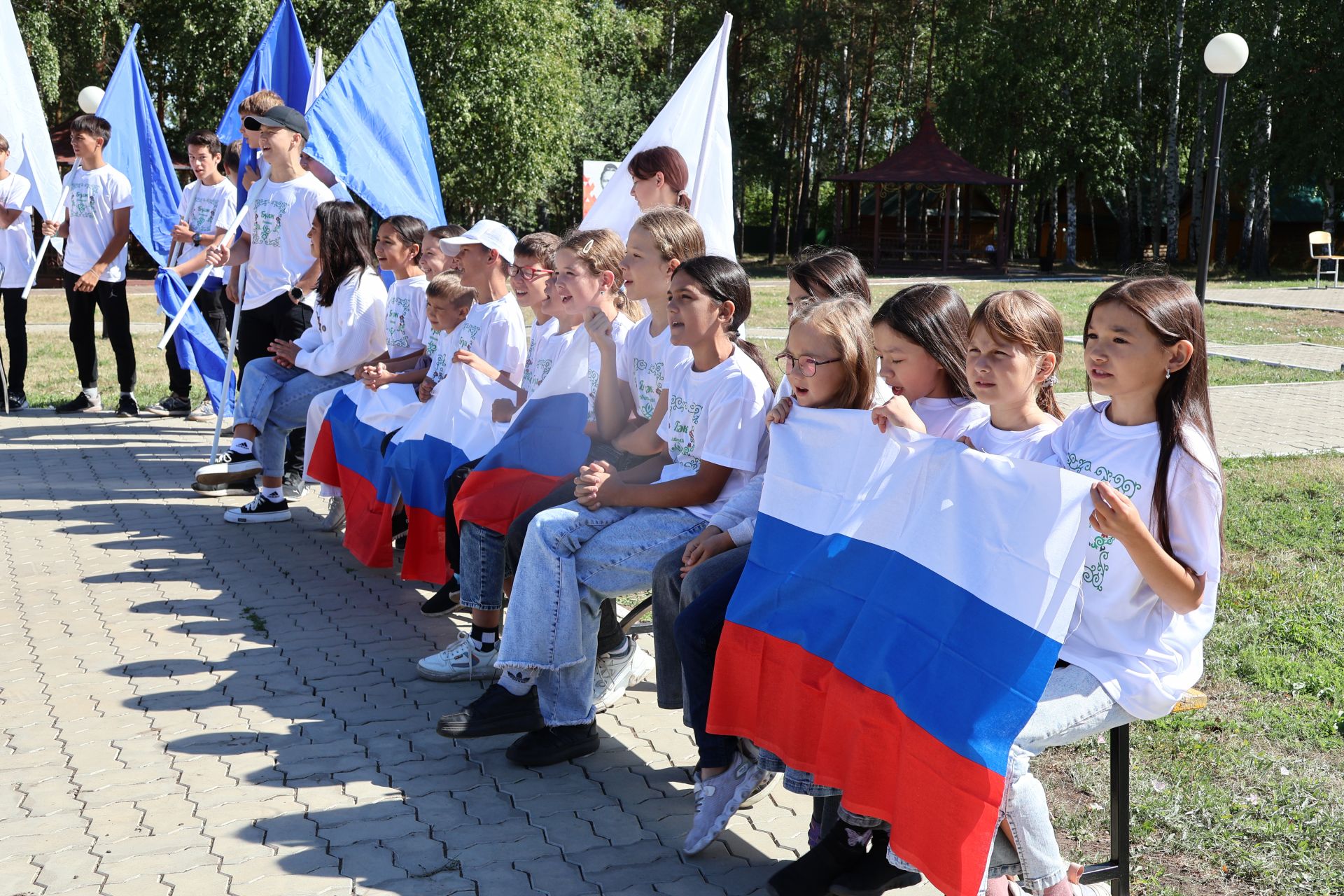 «Бүләк» лагеренда ял итүчеләр Россия Флагы көнен билгеләп үтте (фото, видео)