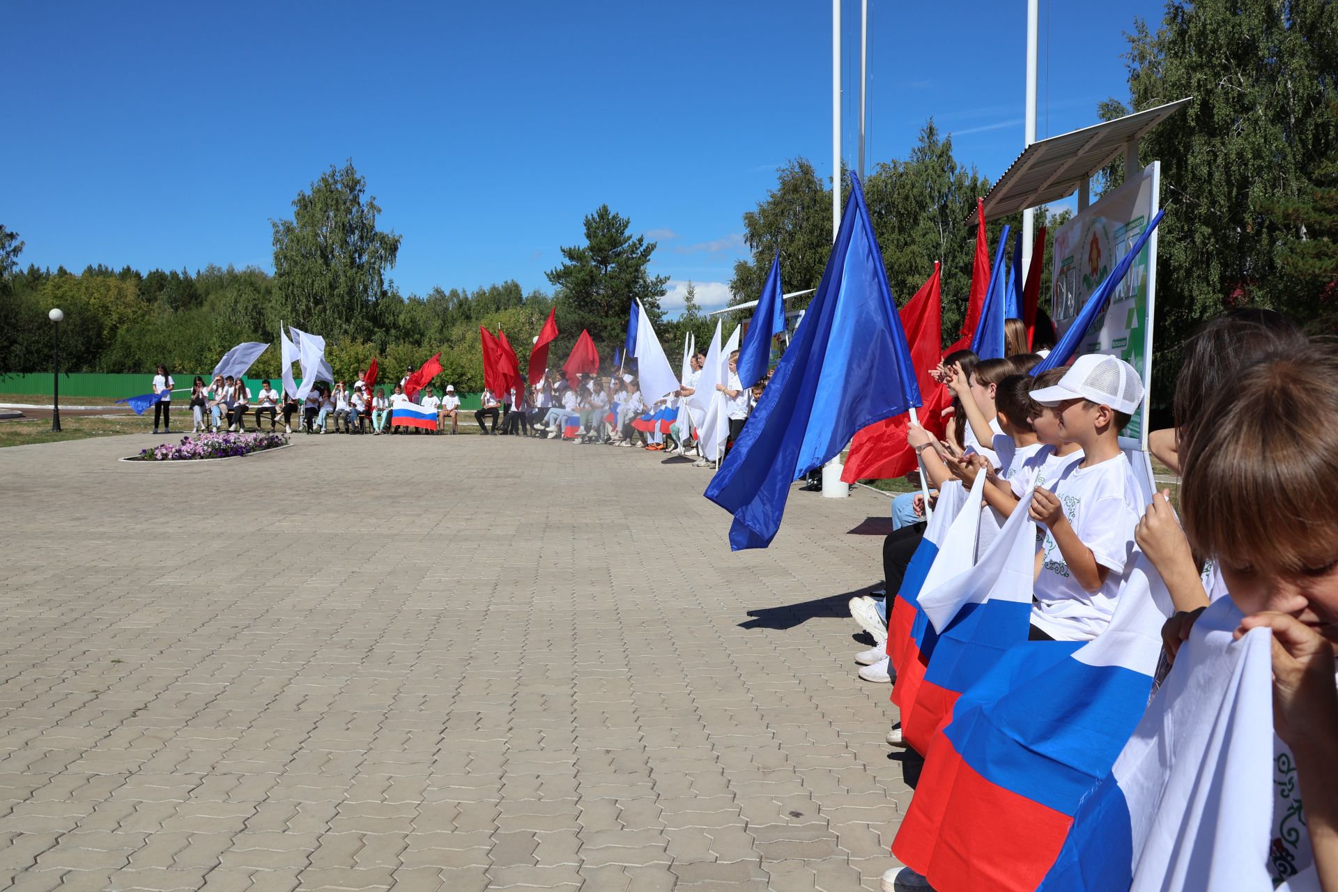 «Бүләк» лагеренда ял итүчеләр Россия Флагы көнен билгеләп үтте (фото, видео)