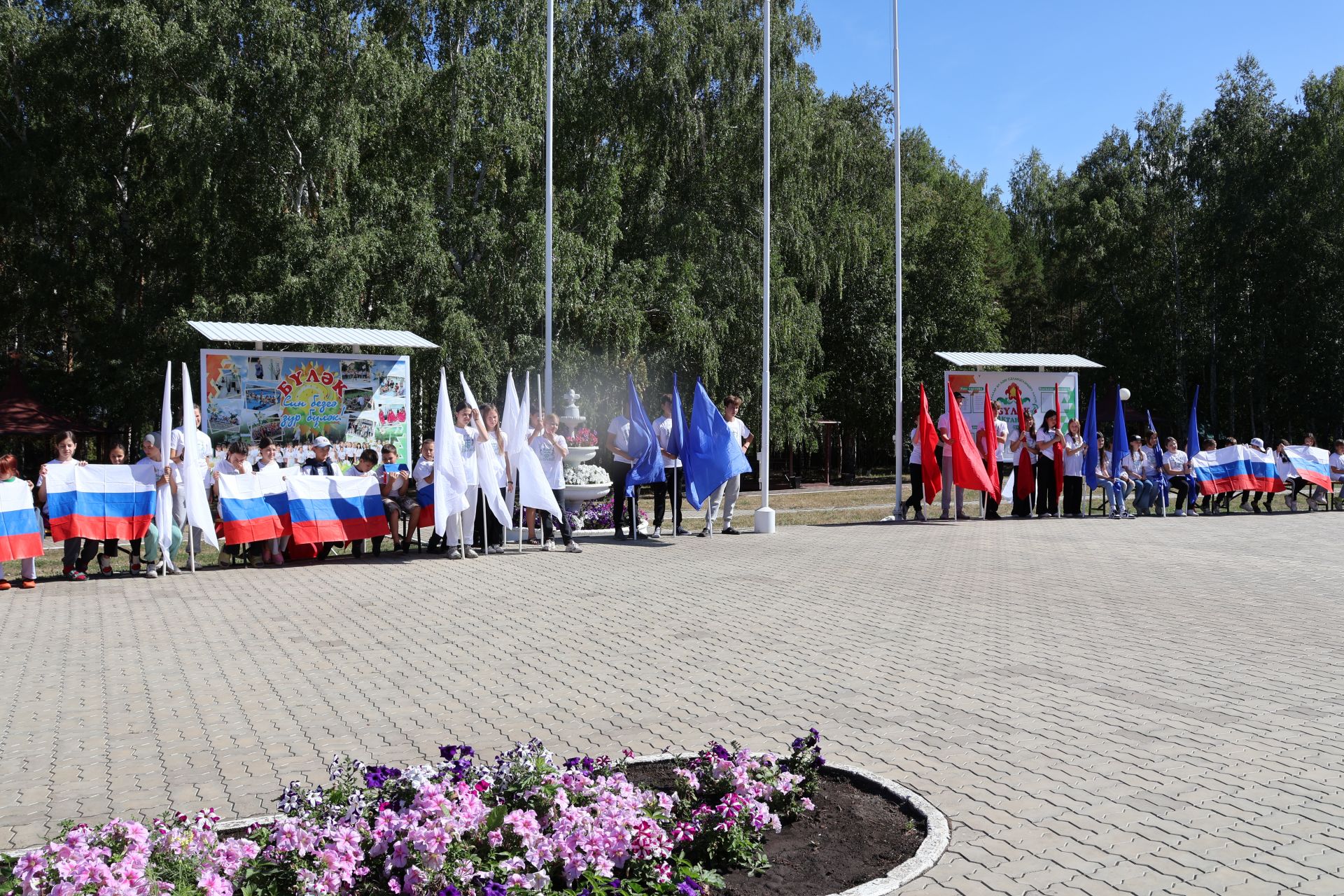 «Бүләк» лагеренда ял итүчеләр Россия Флагы көнен билгеләп үтте (фото, видео)