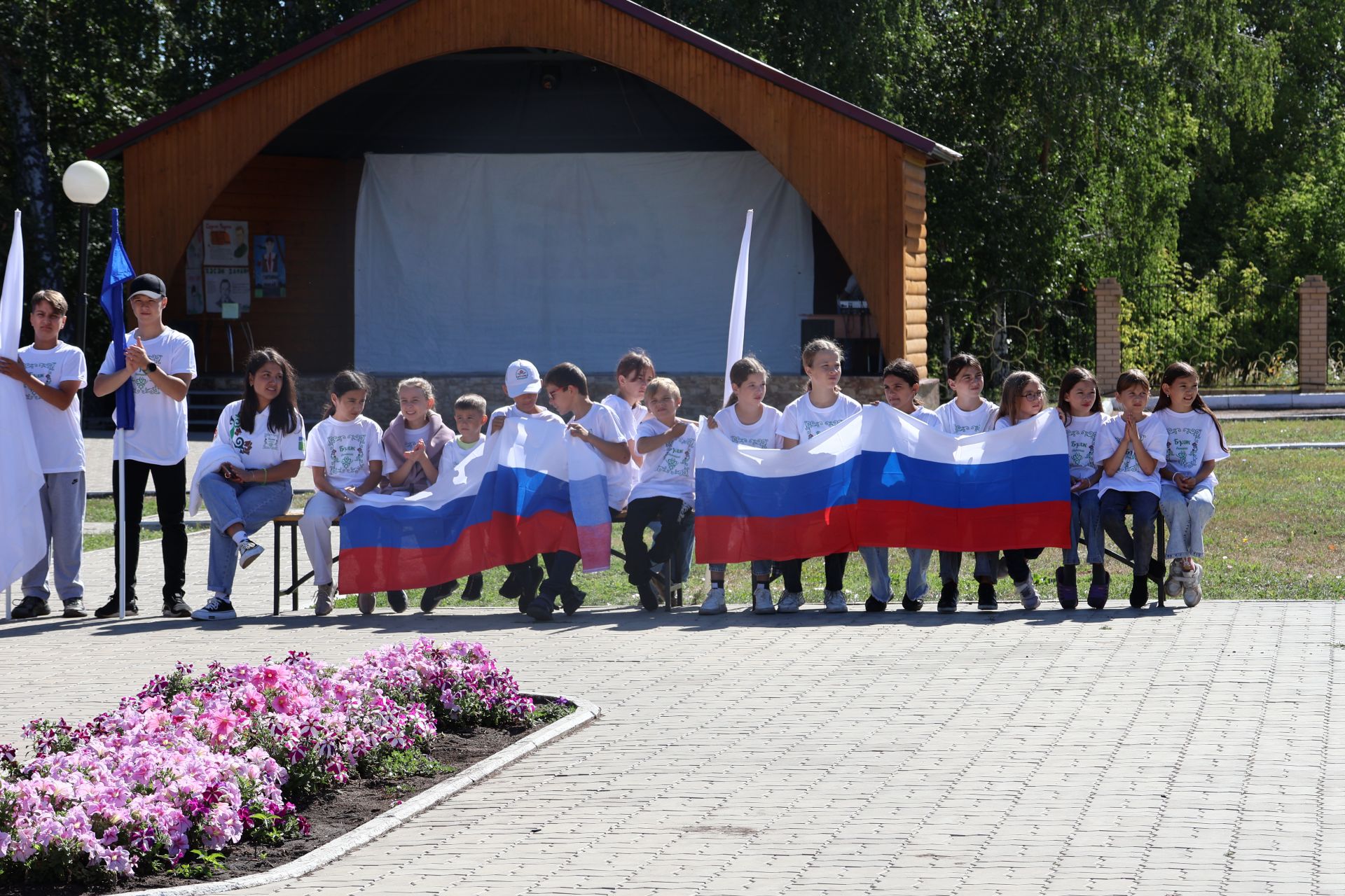 «Бүләк» лагеренда ял итүчеләр Россия Флагы көнен билгеләп үтте (фото, видео)