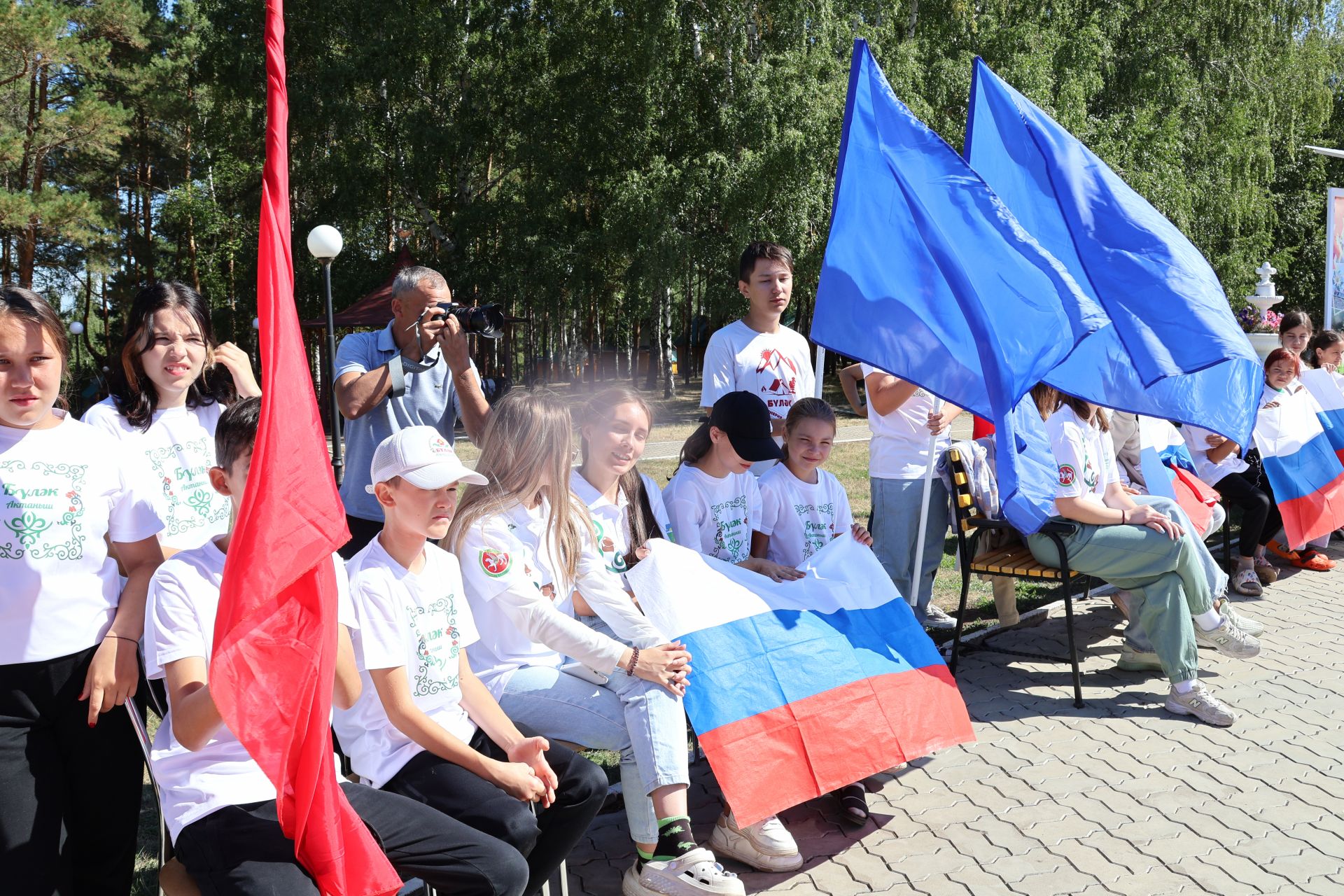 «Бүләк» лагеренда ял итүчеләр Россия Флагы көнен билгеләп үтте (фото, видео)