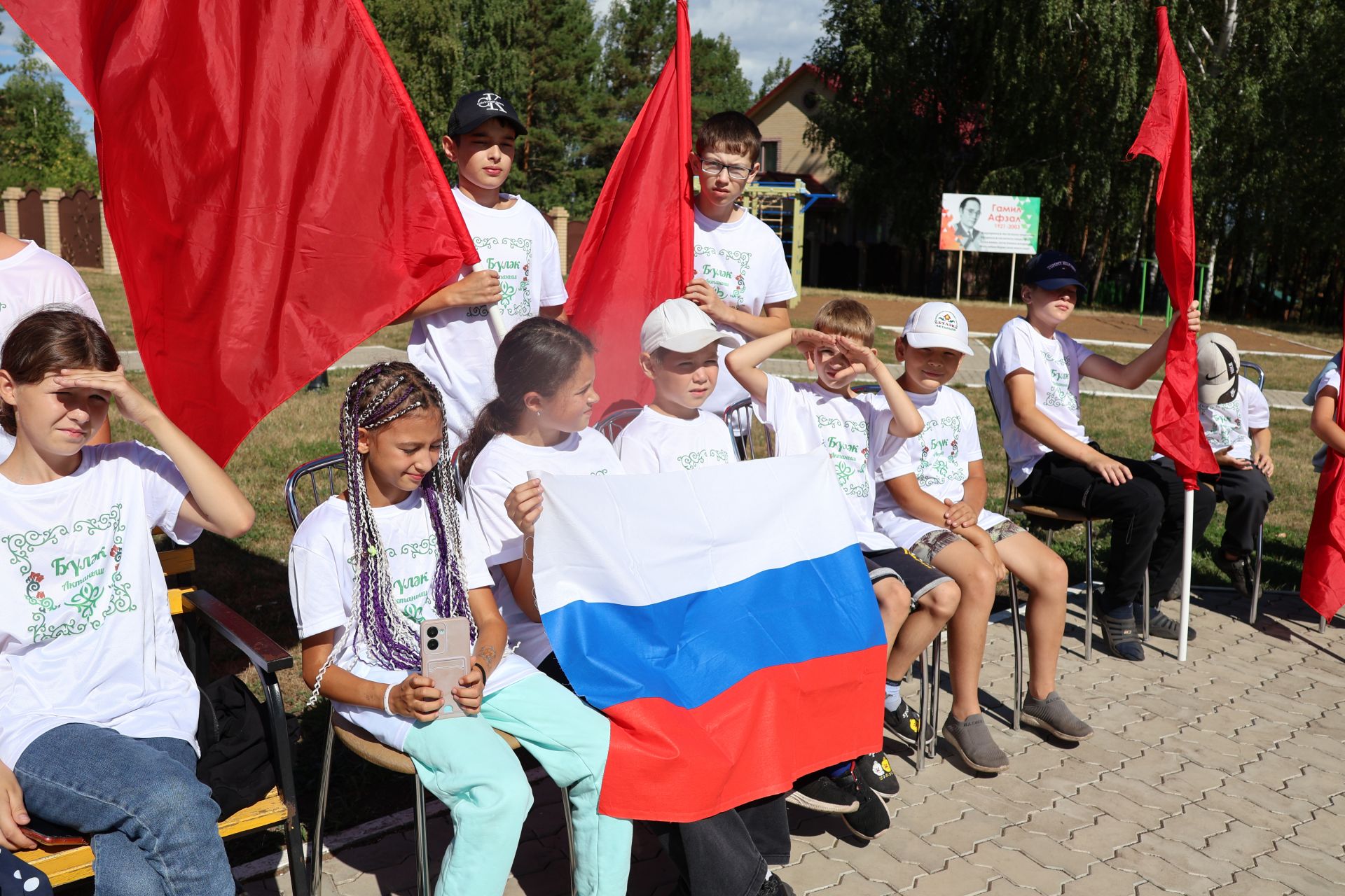 «Бүләк» лагеренда ял итүчеләр Россия Флагы көнен билгеләп үтте (фото, видео)