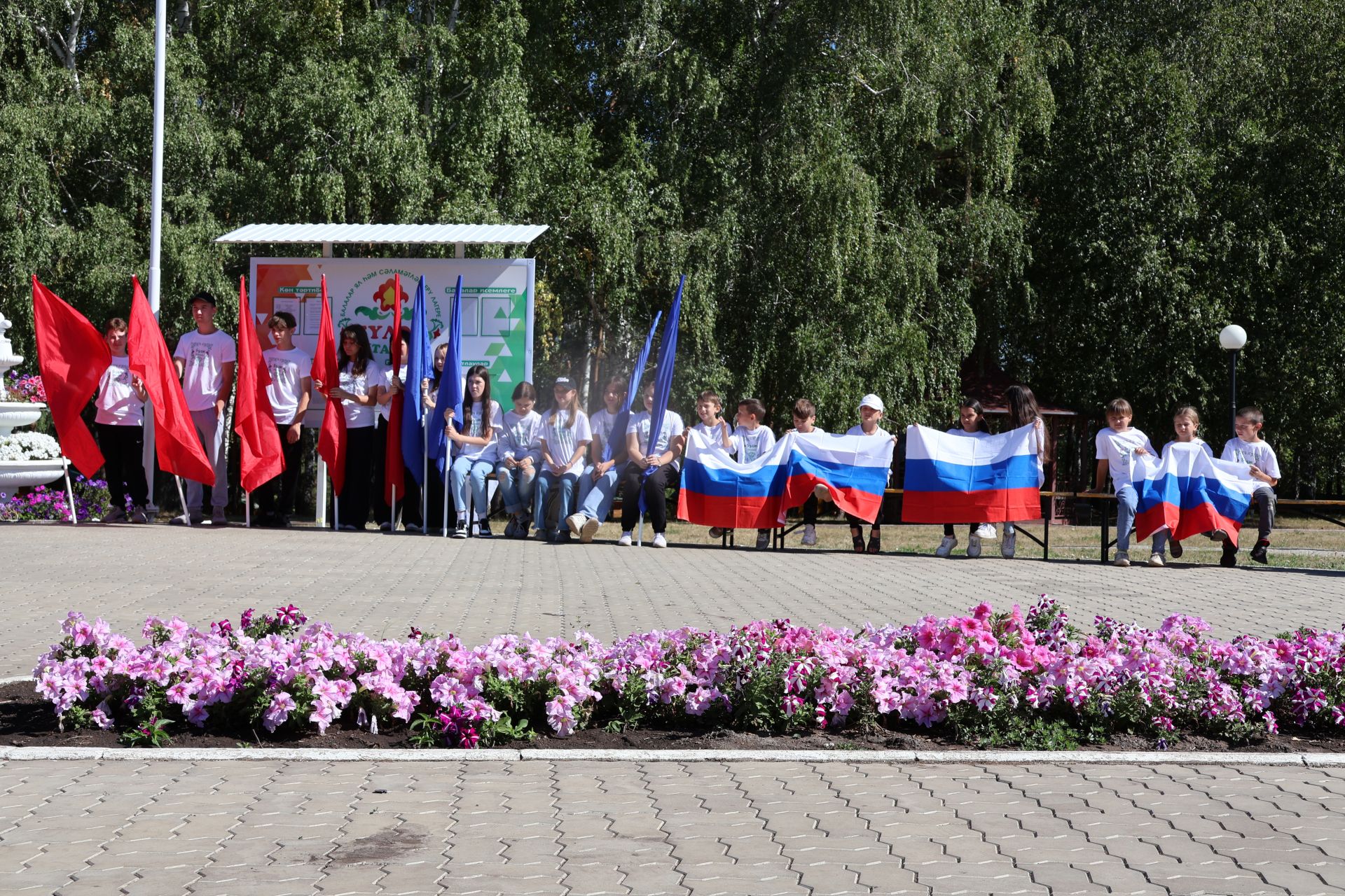 «Бүләк» лагеренда ял итүчеләр Россия Флагы көнен билгеләп үтте (фото, видео)