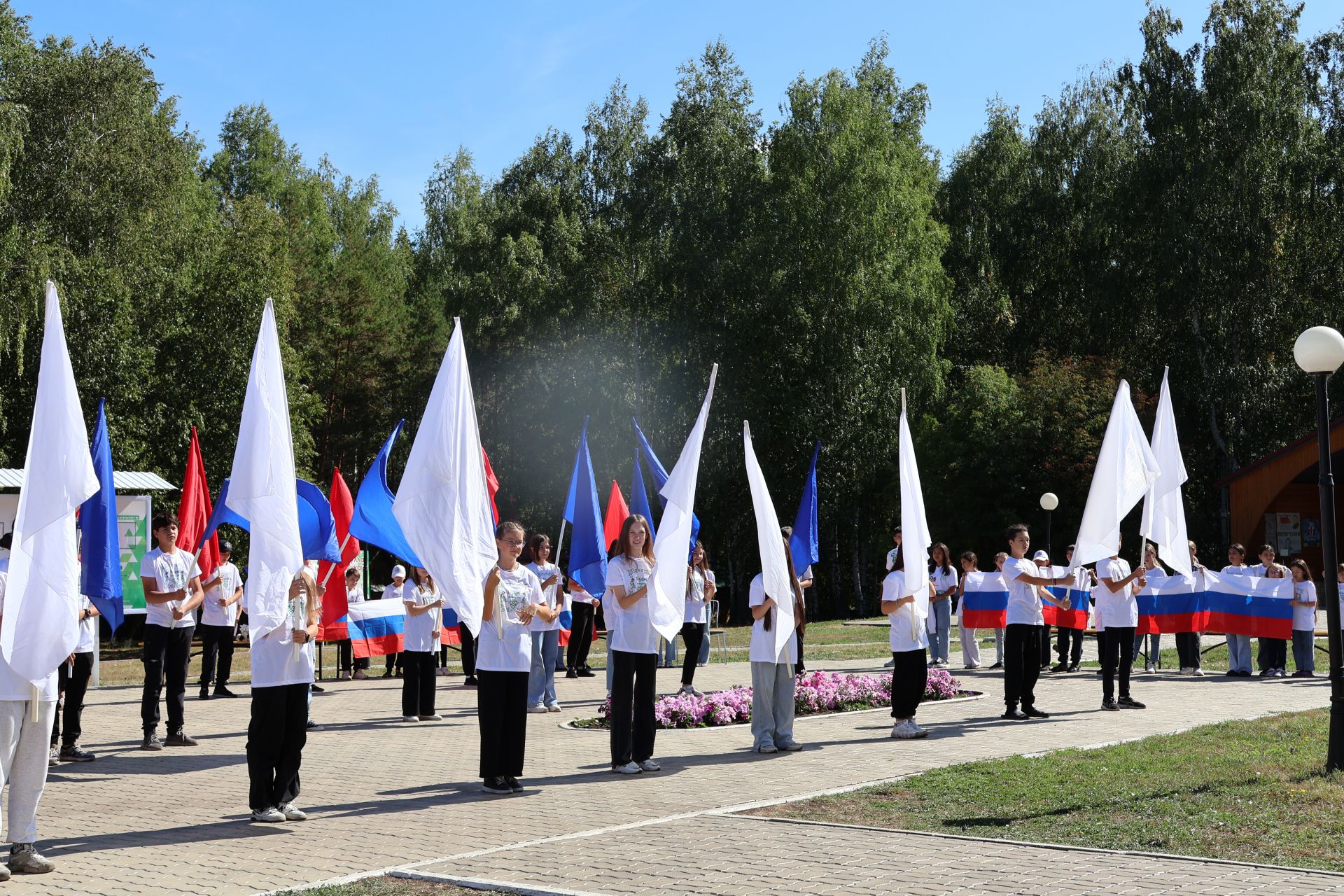 «Бүләк» лагеренда ял итүчеләр Россия Флагы көнен билгеләп үтте (фото, видео)