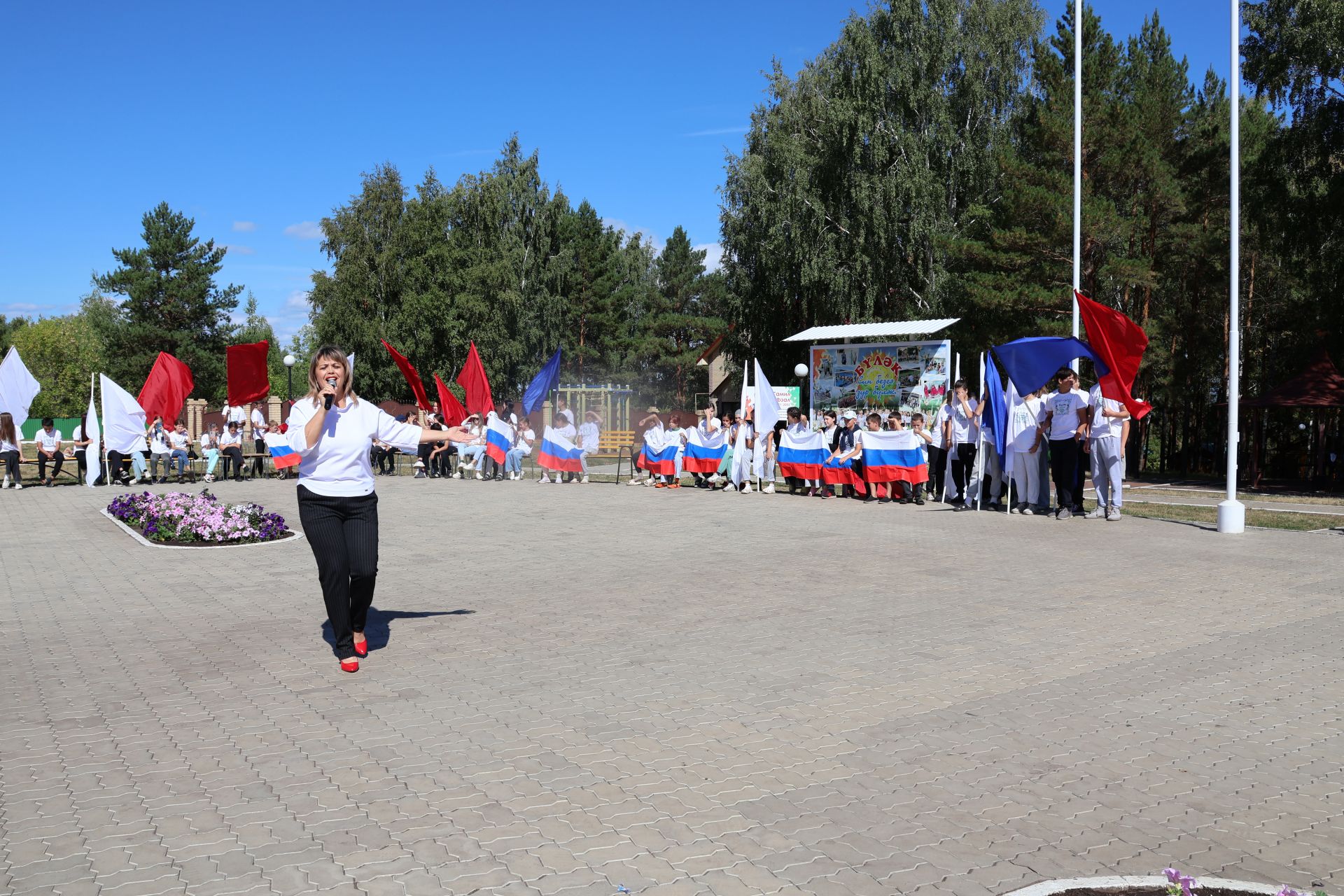 «Бүләк» лагеренда ял итүчеләр Россия Флагы көнен билгеләп үтте (фото, видео)