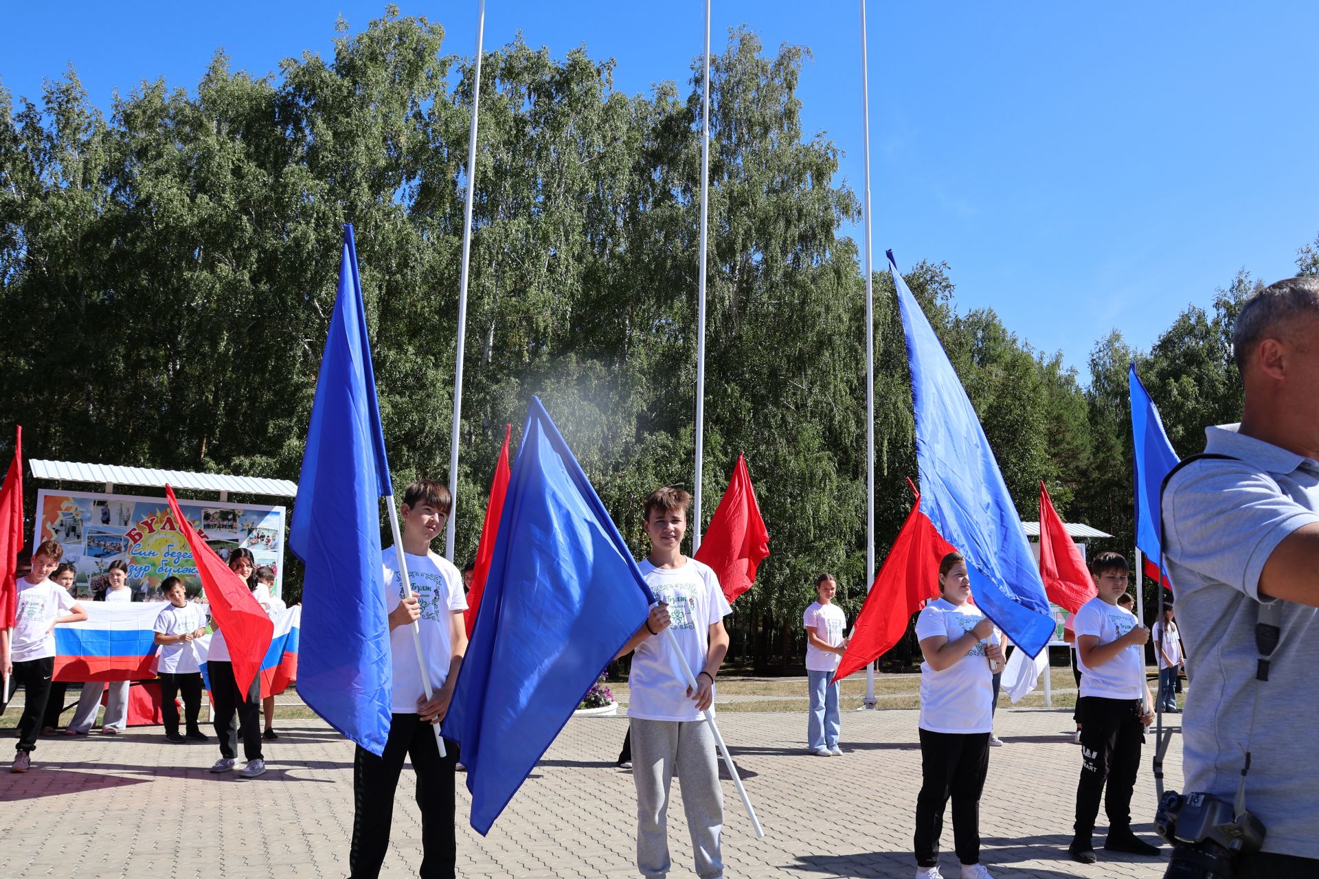 «Бүләк» лагеренда ял итүчеләр Россия Флагы көнен билгеләп үтте (фото, видео)