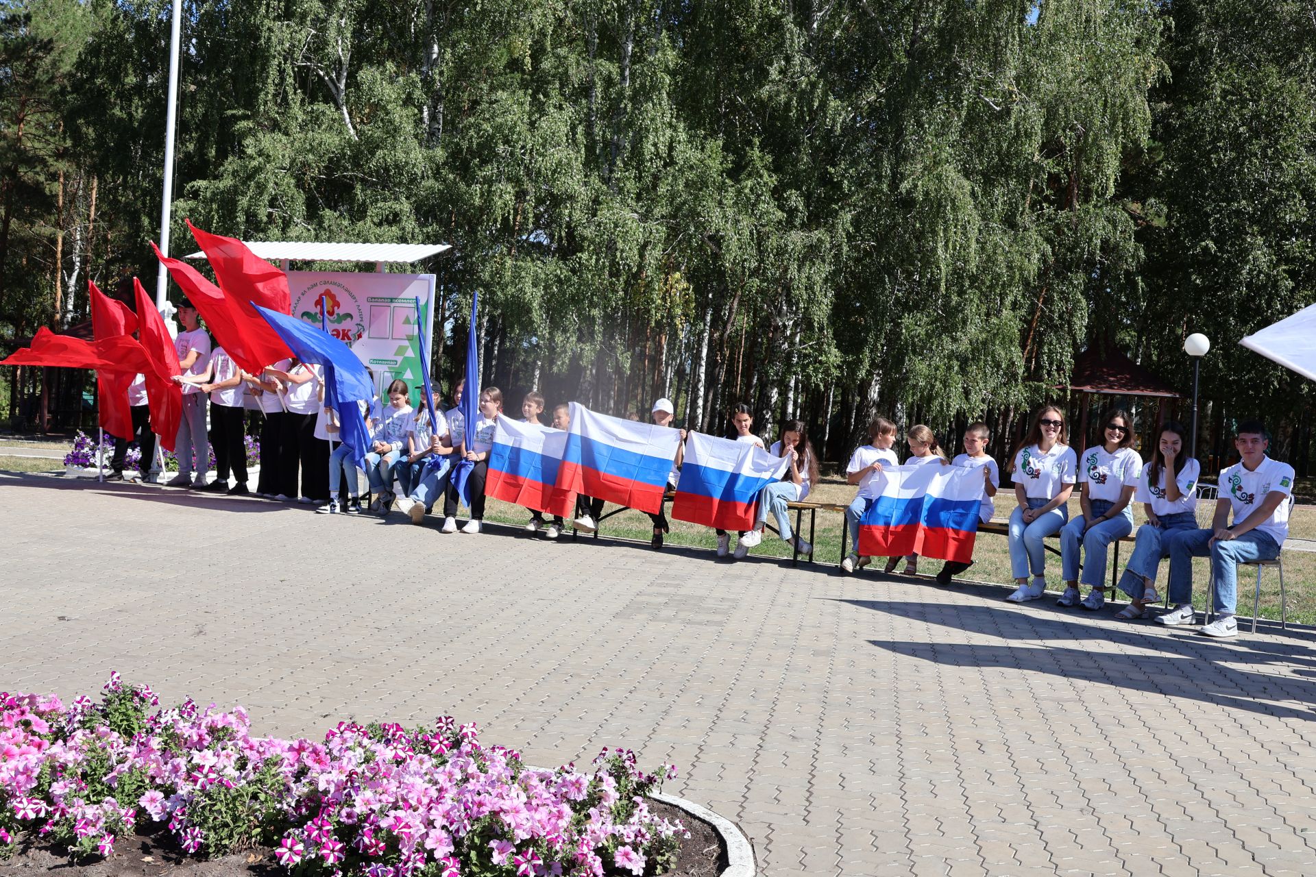 «Бүләк» лагеренда ял итүчеләр Россия Флагы көнен билгеләп үтте (фото, видео)