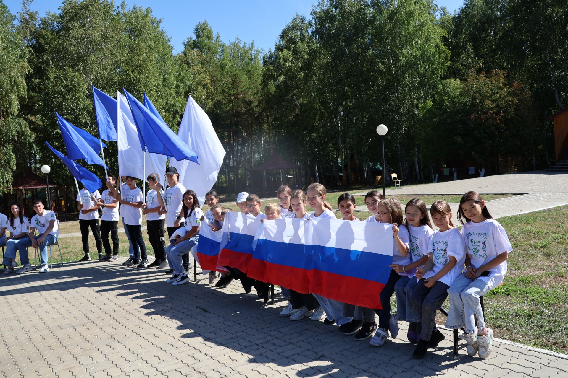 «Бүләк» лагеренда ял итүчеләр Россия Флагы көнен билгеләп үтте (фото, видео)