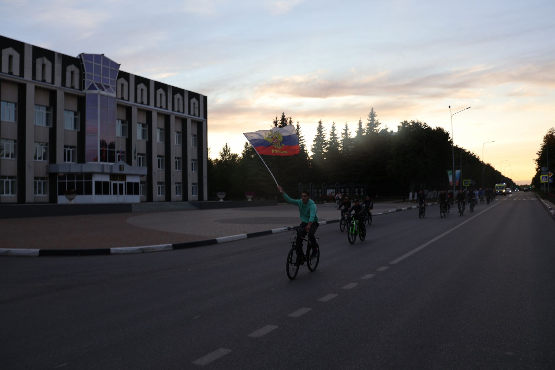 Россия флагы көнен гөрләтеп бәйрәм иттек: Кичке велойөреш белән тәмамладык