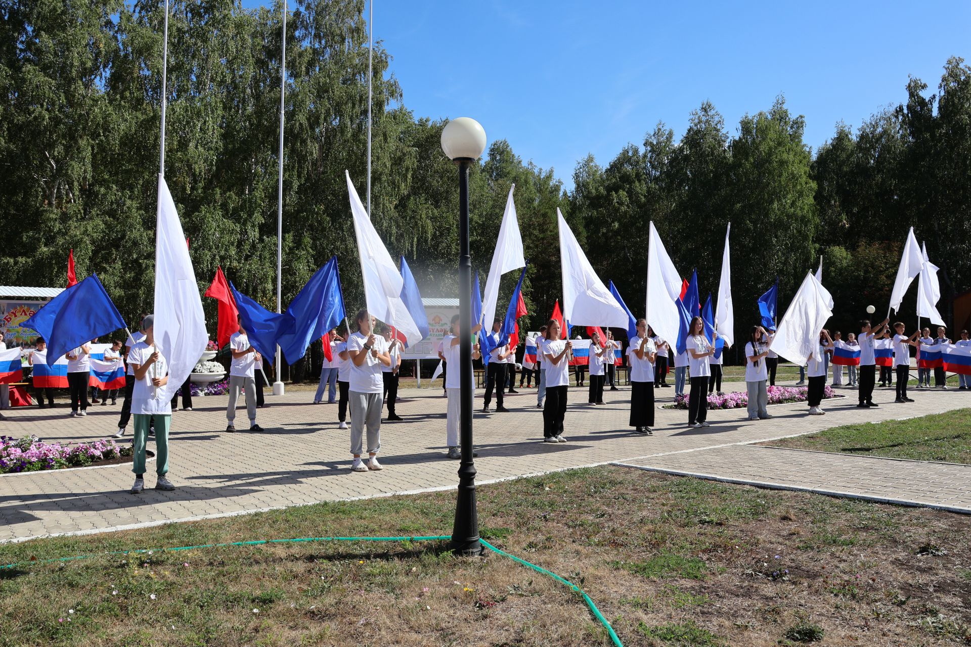 «Бүләк» лагеренда ял итүчеләр Россия Флагы көнен билгеләп үтте (фото, видео)