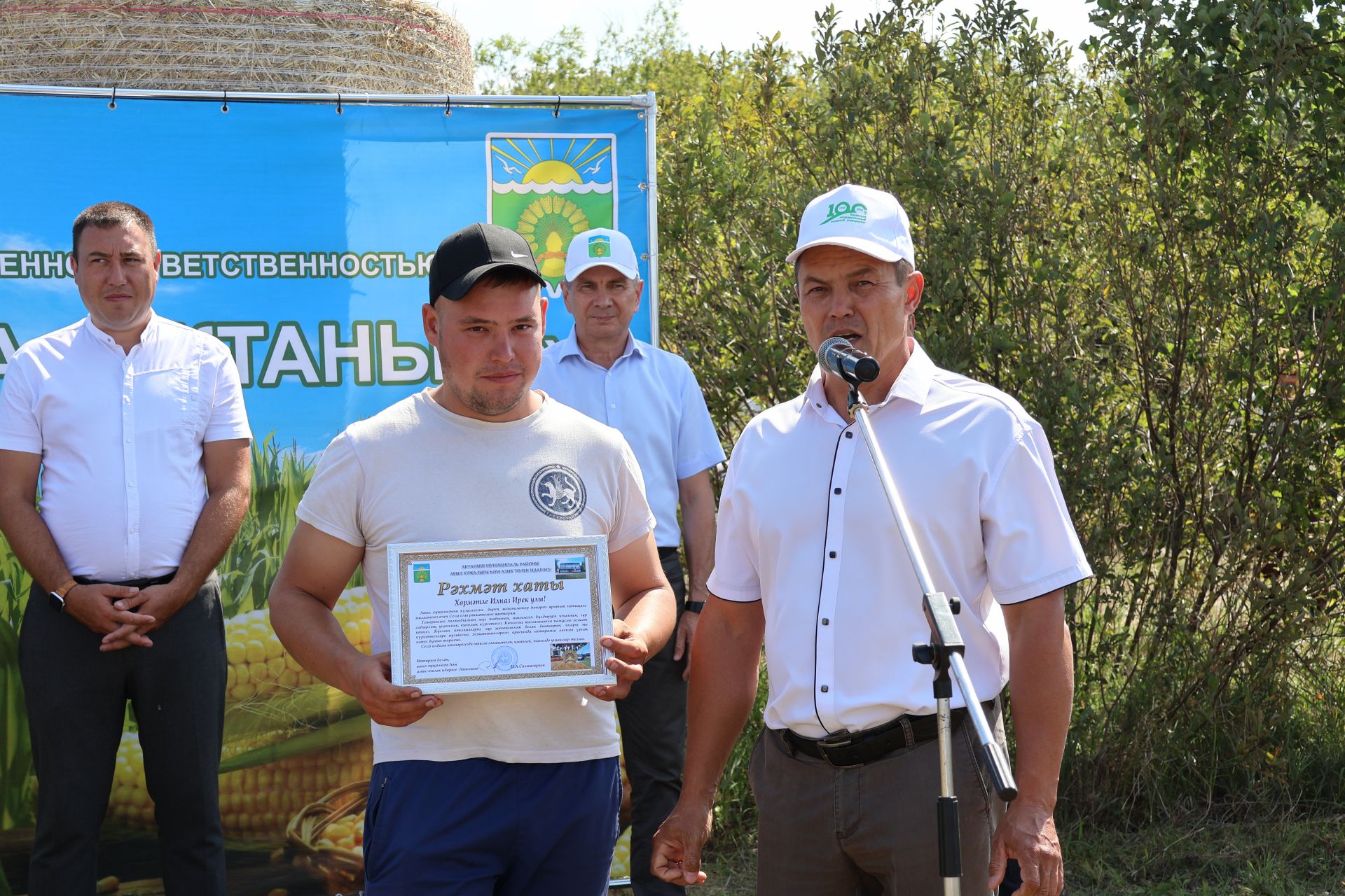 Беренчеләрдән уракны тәмамлаган механизаторлар авыл хуҗалыгы идарәсенең рәхмәт хатына лаек булды (фотолар)