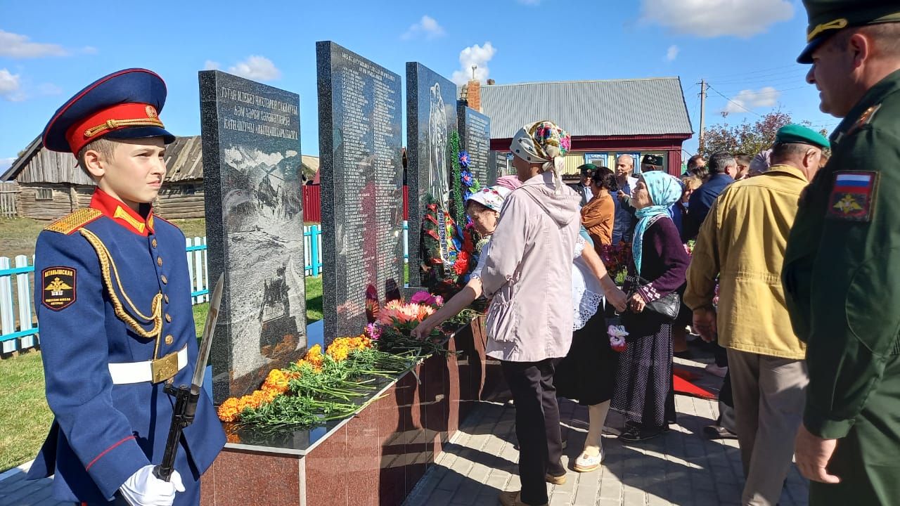 Бүген Югары Уръяды авылында Ватаныбыз азатлыгы өчен көрәшкән батырлар истәлегенә һәйкәл ачылды