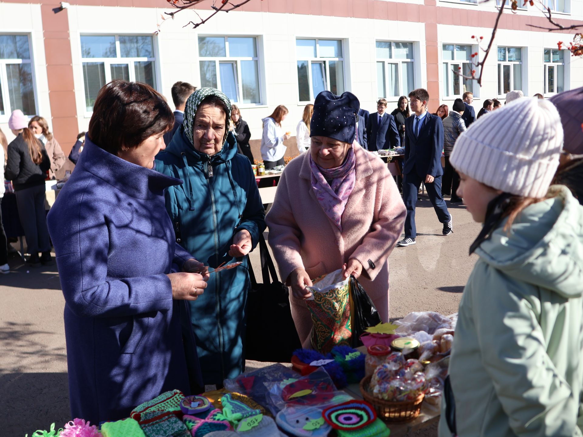 Актанышның беренче санлы мәктәбенең хәйрия ярминкәсеннән безнең фоторепотаж