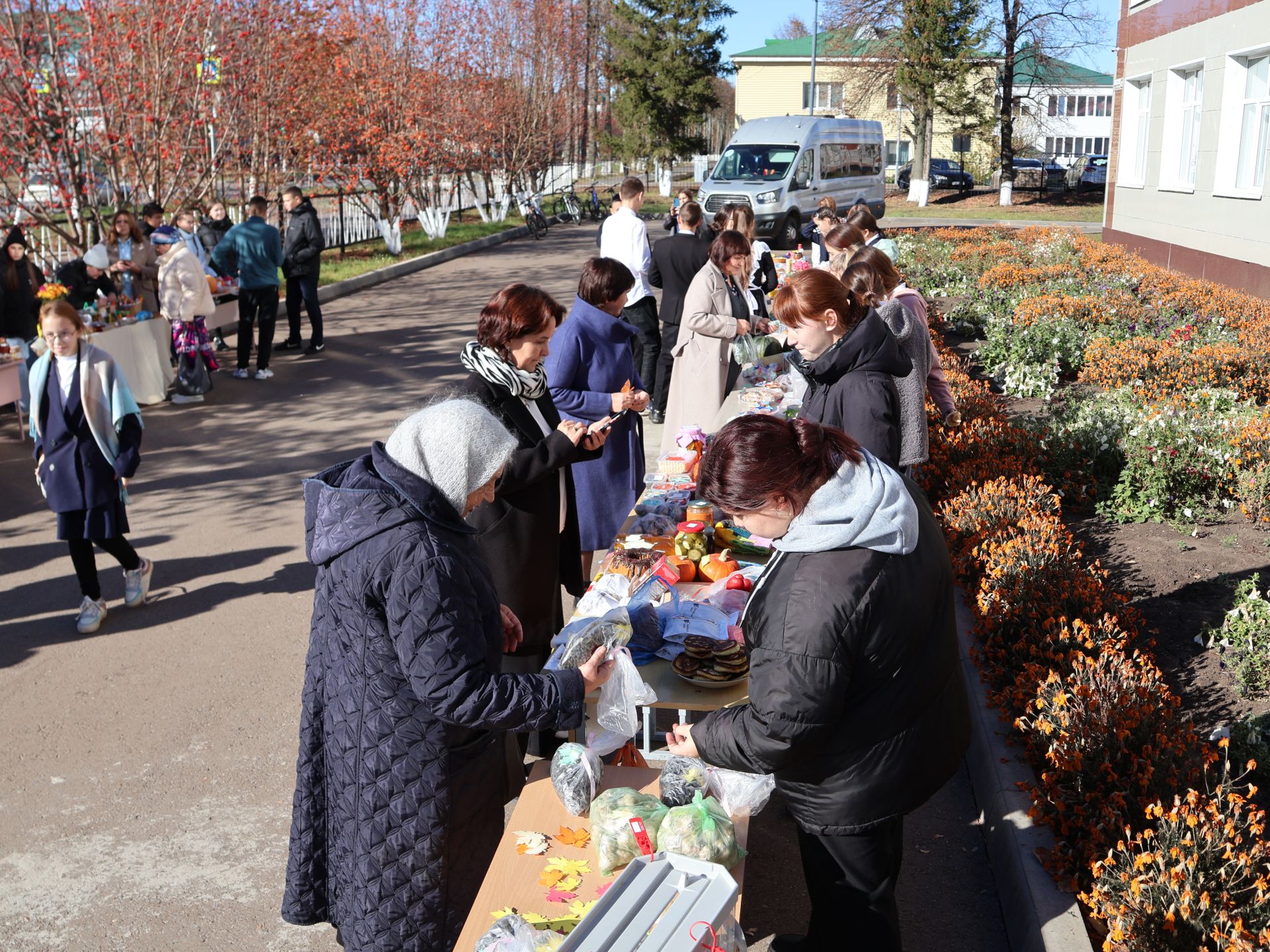 Актанышның беренче санлы мәктәбенең хәйрия ярминкәсеннән безнең фоторепотаж