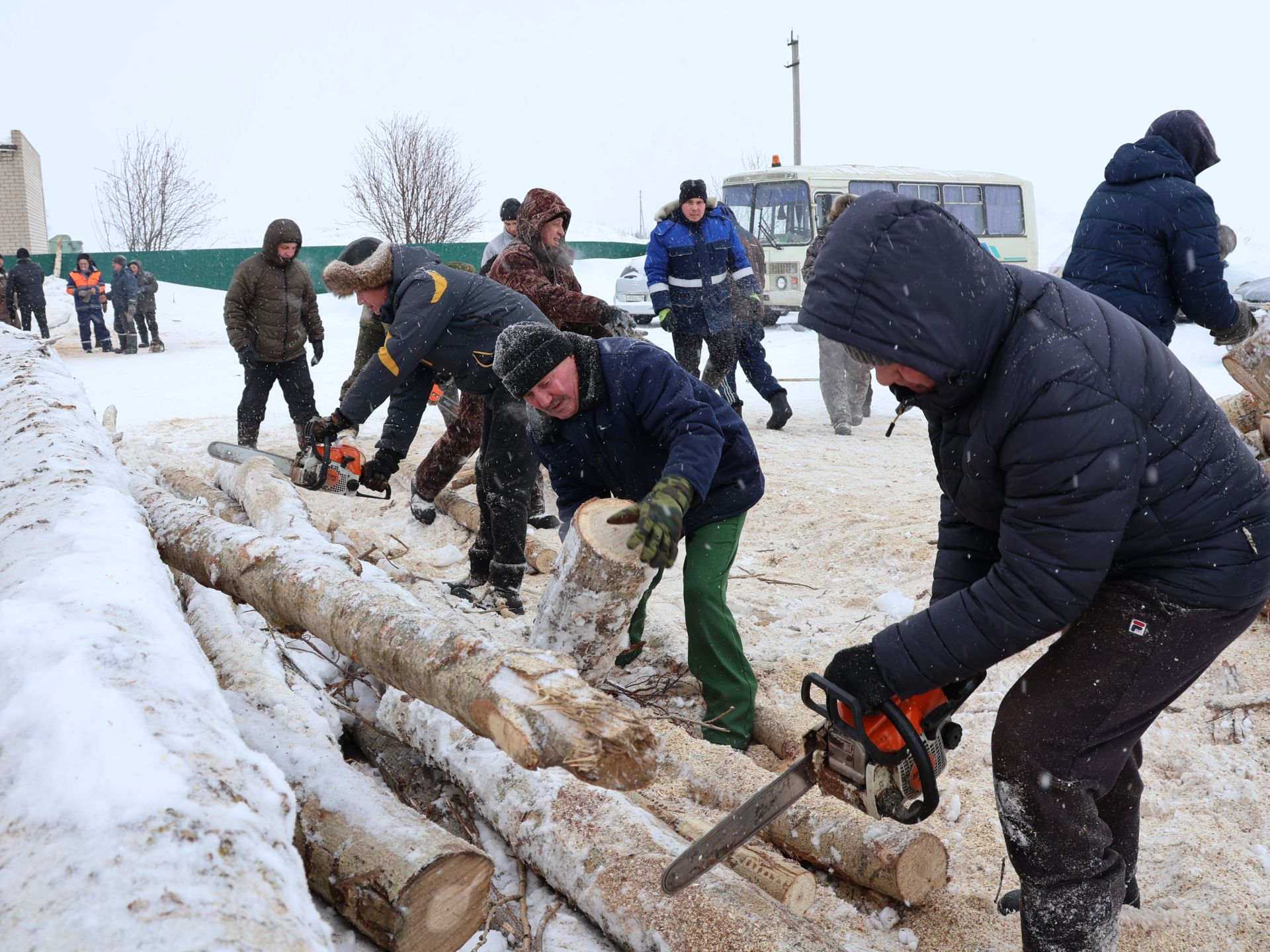 Бүген Аккүз һәм Актаныш авылларына махсус хәрби операциядәге сугышчыларның гаиләләренә утын кайтарыла