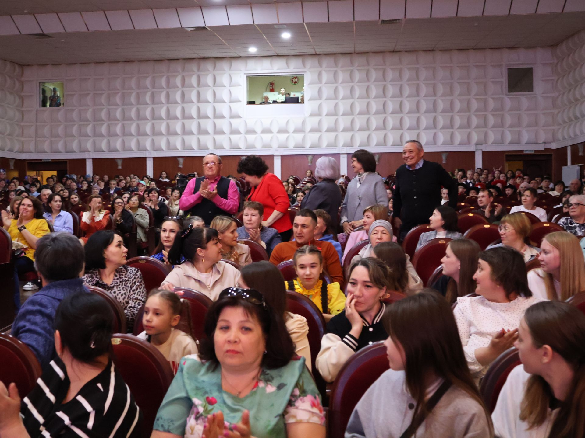 Сәнгатьтә без- бер гаилә: Балалар сәнгать мәктәбенең иҗат концертыннан безнең репортаж