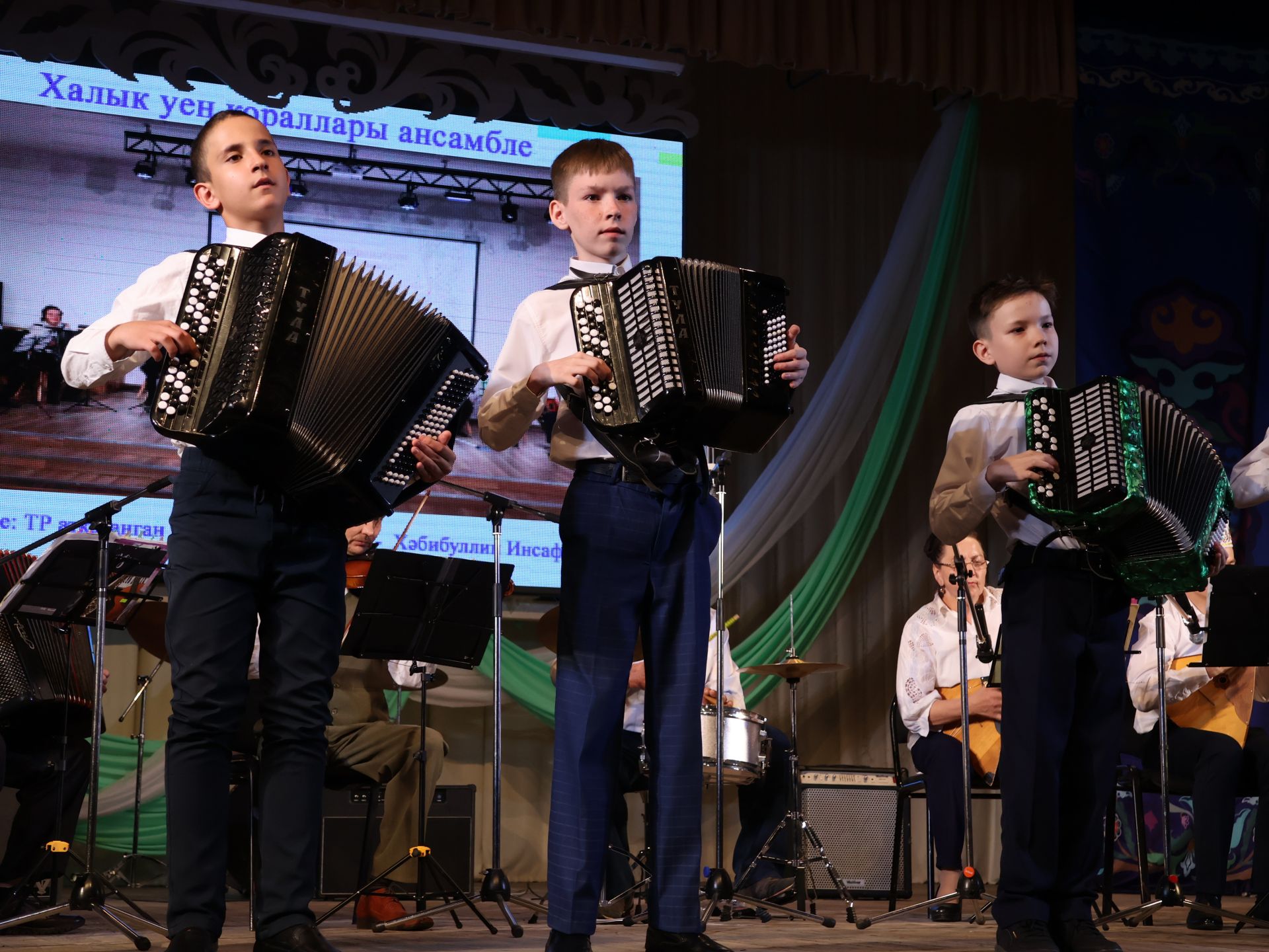 Сәнгатьтә без- бер гаилә: Балалар сәнгать мәктәбенең иҗат концертыннан безнең репортаж