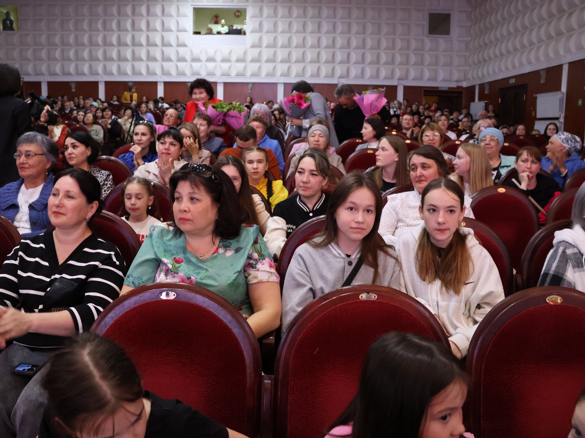 Сәнгатьтә без- бер гаилә: Балалар сәнгать мәктәбенең иҗат концертыннан безнең репортаж