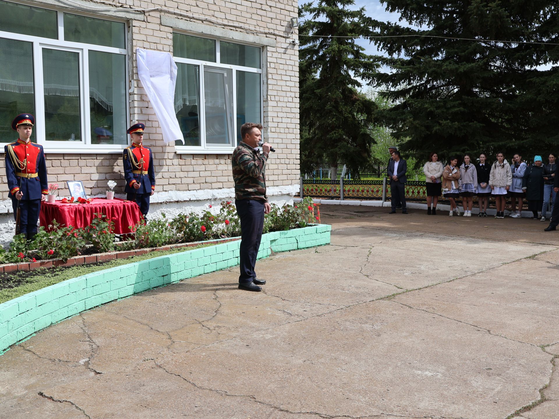 Исемең кайтты синең җыр булып: Уразай мәктәбенә СВОда һәлак булган Айзат Фәйзуллин истәлегенә хәтер тактасы куйдылар