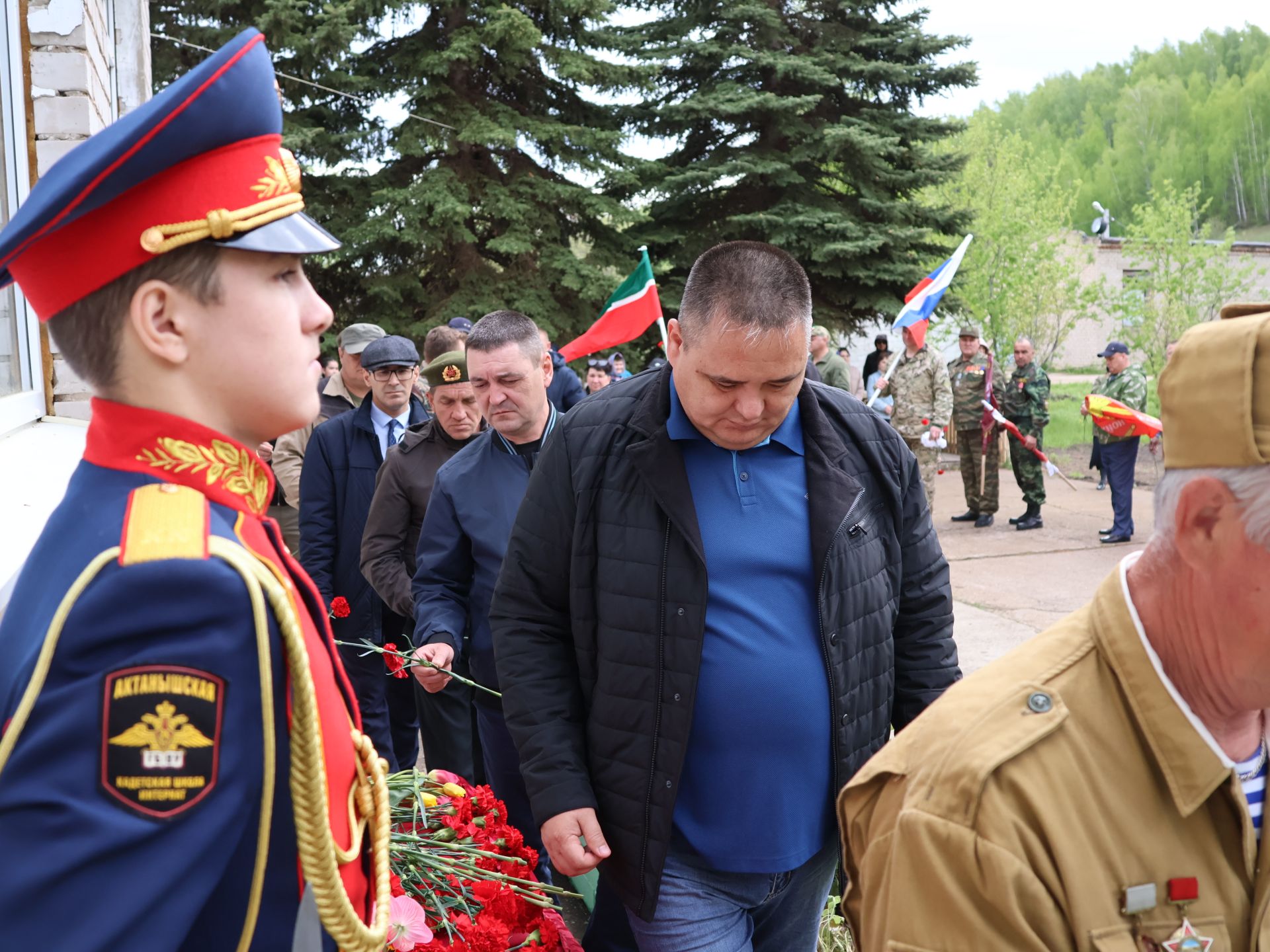 Исемең кайтты синең җыр булып: Уразай мәктәбенә СВОда һәлак булган Айзат Фәйзуллин истәлегенә хәтер тактасы куйдылар