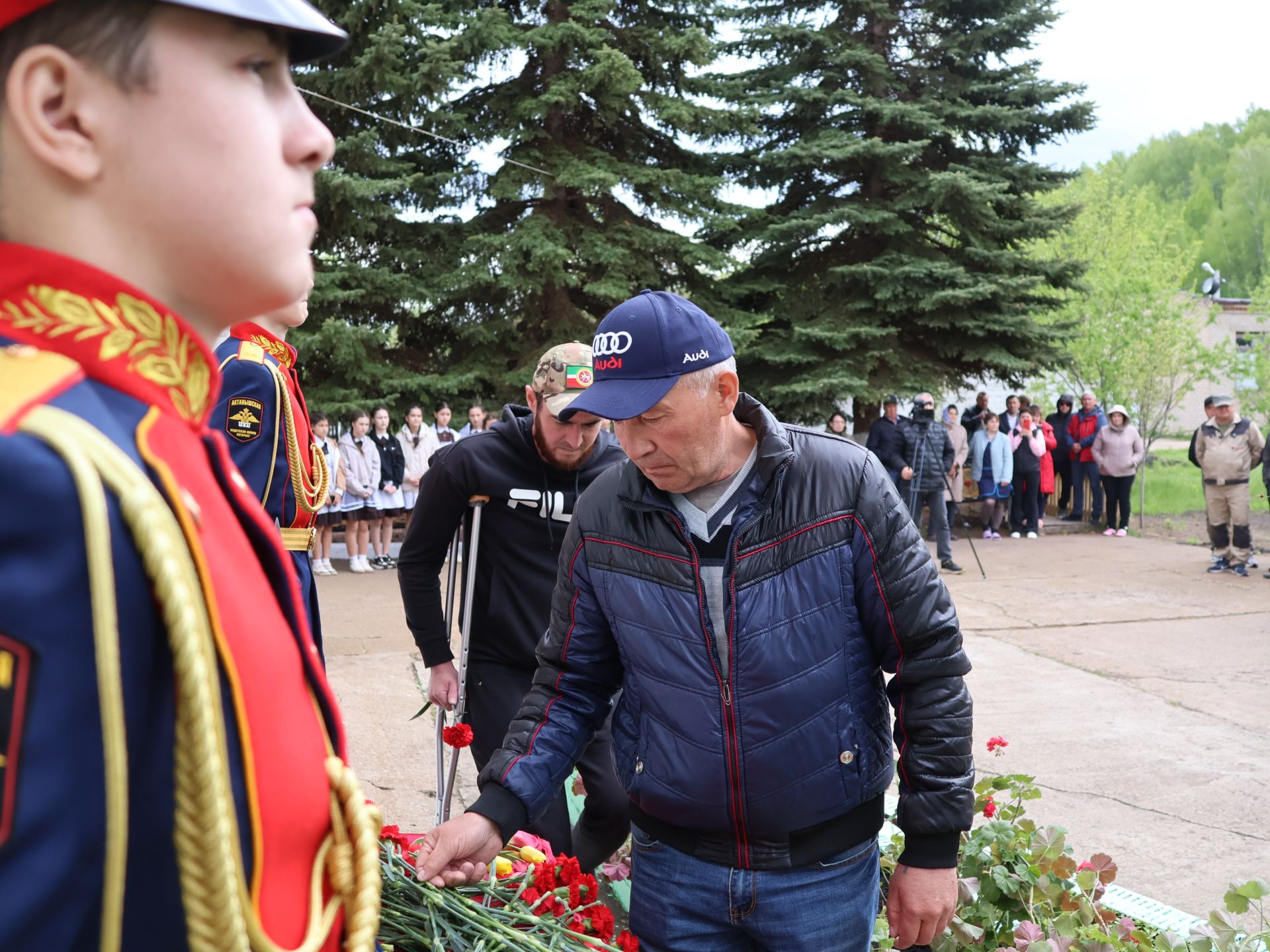 Исемең кайтты синең җыр булып: Уразай мәктәбенә СВОда һәлак булган Айзат Фәйзуллин истәлегенә хәтер тактасы куйдылар