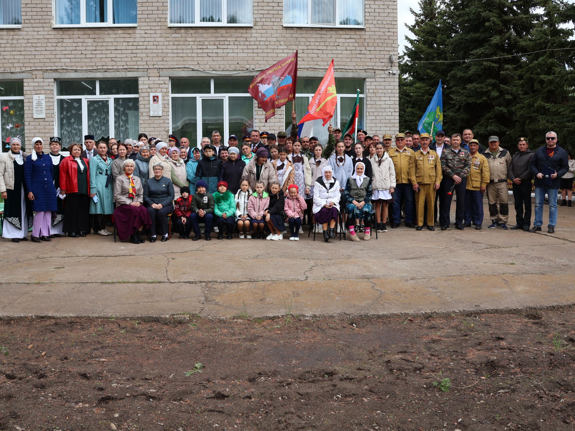 Исемең кайтты синең җыр булып: Уразай мәктәбенә СВОда һәлак булган Айзат Фәйзуллин истәлегенә хәтер тактасы куйдылар