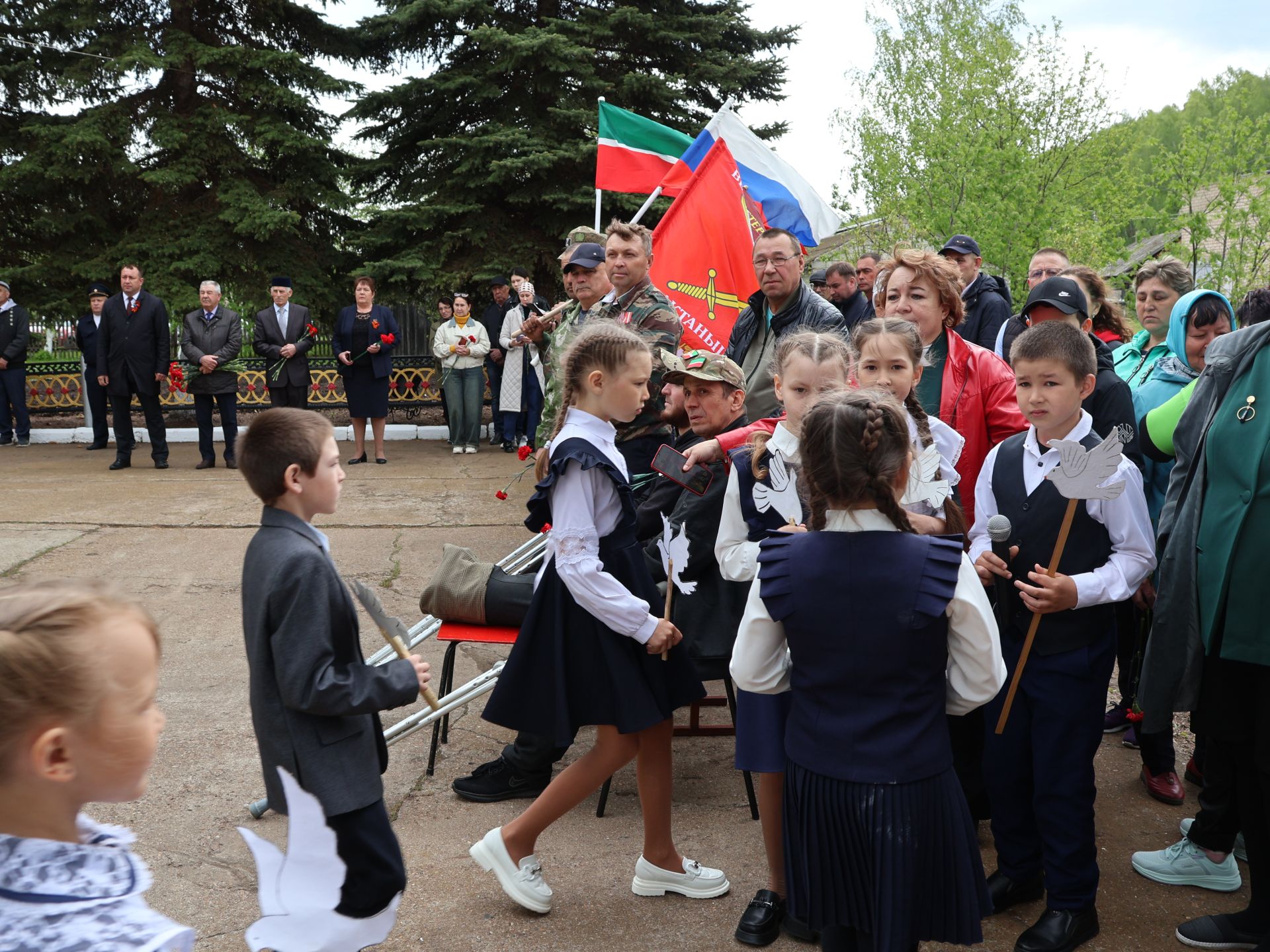 Исемең кайтты синең җыр булып: Уразай мәктәбенә СВОда һәлак булган Айзат Фәйзуллин истәлегенә хәтер тактасы куйдылар