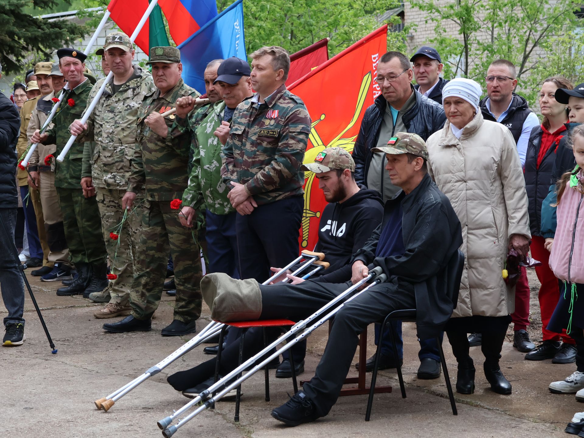 Исемең кайтты синең җыр булып: Уразай мәктәбенә СВОда һәлак булган Айзат Фәйзуллин истәлегенә хәтер тактасы куйдылар